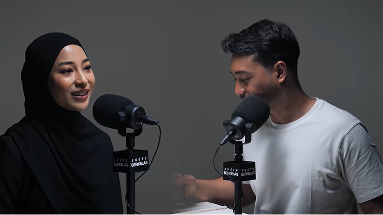 dukeofsemarang's tweet photo. Dari podcast Nikita Willy x Suara Berkelas, gue belajar bahwa: 

1. Di dunia ini kita selamanya menjadi murid, dunia adalah sekolah kita yang sebenar-sebenarnya. Pengalaman dan orang yang kita temui bisa jadi guru terbaik, tergantung bagaimana kita mau mengolahnya
2. Mencintai seseorang itu bukan berarti memiliki dia sepenuhnya, tapi bagaimana kita bisa menjaga amanah pernikahan ini selagi Allah masih mengizinkan kita bersama
3. Bayangin kalau hati kita itu rumah, enggak semua orang bisa kita bukain pintunya dan kita suruh duduk di ruang tamu. Ada yang cuma lewat aja... Begitu juga cara menjaga hati, enggak usah semuanya kita simpan
4. Kita harus mencintai diri kita sendiri dulu sebelum memberikan cinta ke anak-anak. Kalau tangki cinta kita kosong, kita enggak bisa memberikan apa-apa
5. Investasi terbaik di hidup kita itu pertama kesehatan, skill, dan ilmu. Ketika skill dan ilmunya meningkat, value diri kita pun ikut naik
6. Kita harus mengejar dunia sebagai kendaraan kita menuju akhirat. Bayangkan kalau punya banyak harta, kamu akan lebih mudah bersedekah
7. Wanita itu makhluk spesial, jadi hanya bisa dilihat oleh orang-orang yang spesial juga