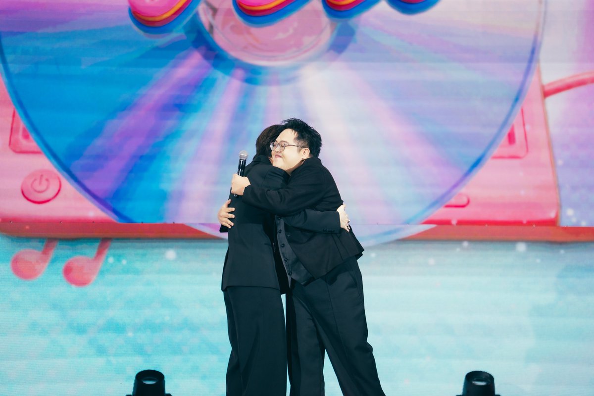 wabisabiTH's tweet photo. ขอบคุณแขกรับเชิญ คุณกชเบล ศรัณย์รัชต์ และ คุณโดม จารุวัฒน์ ที่ให้เกียรติมาร่วมเป็นแผ่นเสียงความทรงจำสุดพิเศษ ให้กับ บีเวอร์ และต้นหลิว ในงาน ‘The Sound of Us | BeverTonliew Fan Meeting’

#BeverTonliewFanmeeting https://t.co/ZSl8rWIle0