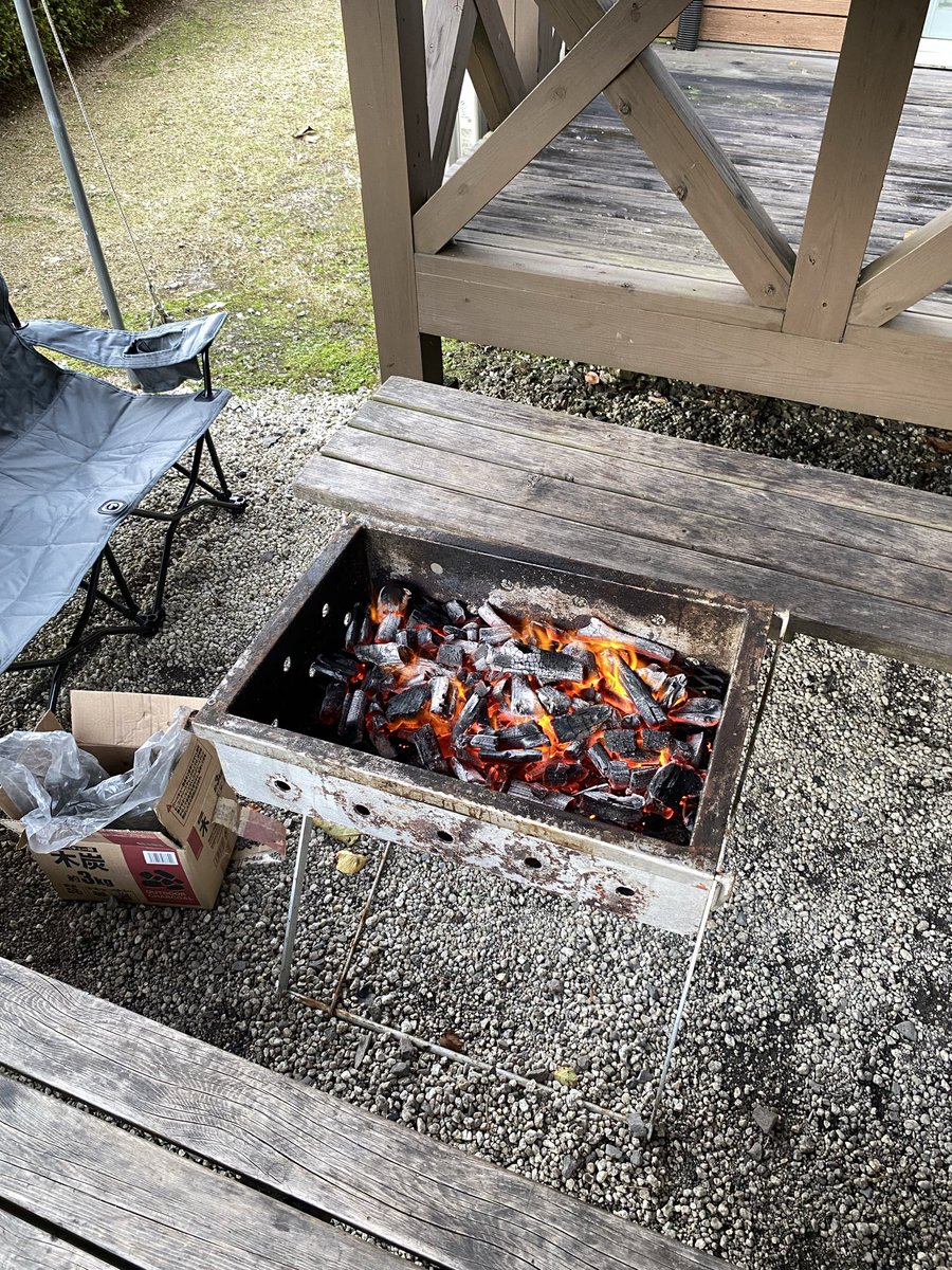 kamanoyoru's tweet photo. 火おこし完了
火が落ち着いたらBBQ開始🍖 https://t.co/1icA16DzzE