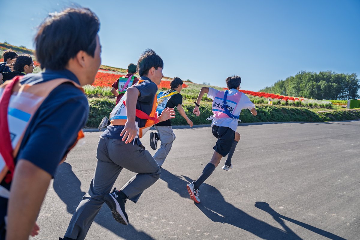 quizNTV's tweet photo. 第46回 #高校生クイズ 放送中!
準決勝
北海道四季彩の丘での絆リレークイズを制した4校

北海道 旭川東高校
千葉県 渋谷教育学園幕張
愛知県 旭丘高校
兵庫県 灘高校

が決勝へ進出🎉
いよいよ今年の高校生クイズも終盤戦!
5984校の頂点に立つのはどこか!
引き続き応援よろしくお願いします✨ https://t.co/swZxLUwUYL