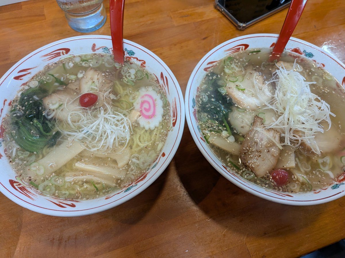 syankusu923's tweet photo. 梟
私は塩ラーメン、妻は焼肉丼と塩ラーメンのセット、長男は塩チャーシュー麺、次男は味噌ラーメン🍜
チャーハン単品と餃子をシェア🥟
チャーハンはほぼ長男が食べてました😁
こんなに食べるようになったんだなぁと感心しました😅
２時間後ジョイ本で長男は唐揚げ定食、次男は釜揚げうどんを完食😱 https://t.co/4n9ig368AG