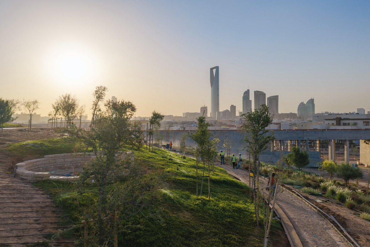 SaudiProject's tweet photo. عاصمة أكثر خضرة بحدائق كبرى 🌿

اكتمال 48% من أعمال #حديقة_العروبة، إحدى الحدائق الكبرى ضمن برنامج #الرياض_الخضراء، والمقامة على مساحة تتجاوز 754 ألف متر مربع، لتضم أكثر من 600 ألف شجرة وشجيرة، إلى جانب المسطحات المائية ومرافق نوعية، من أبرزها المسار البانورامي https://t.co/szxGam1Nsh