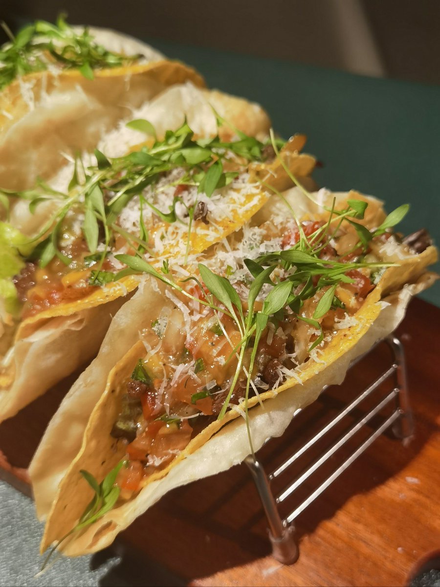JazminGehrxev's tweet photo. Taco crujiente relleno de carne asada, cilantro y cebolla, perfecto para el aperitivo callejero!， https://t.co/FZZtyIiBWj