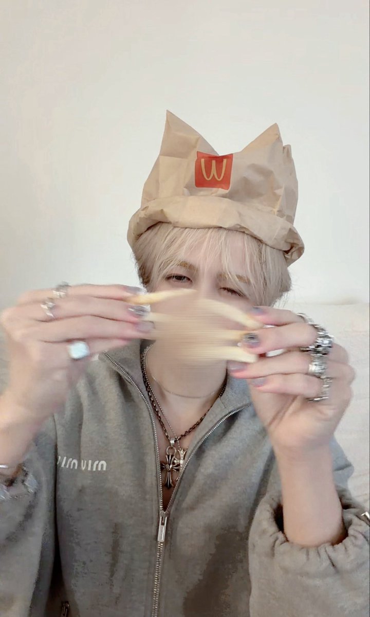 OoMahitoO's tweet photo. 🍟➕🐱=️🩵 https://t.co/F6TZ19M49A
