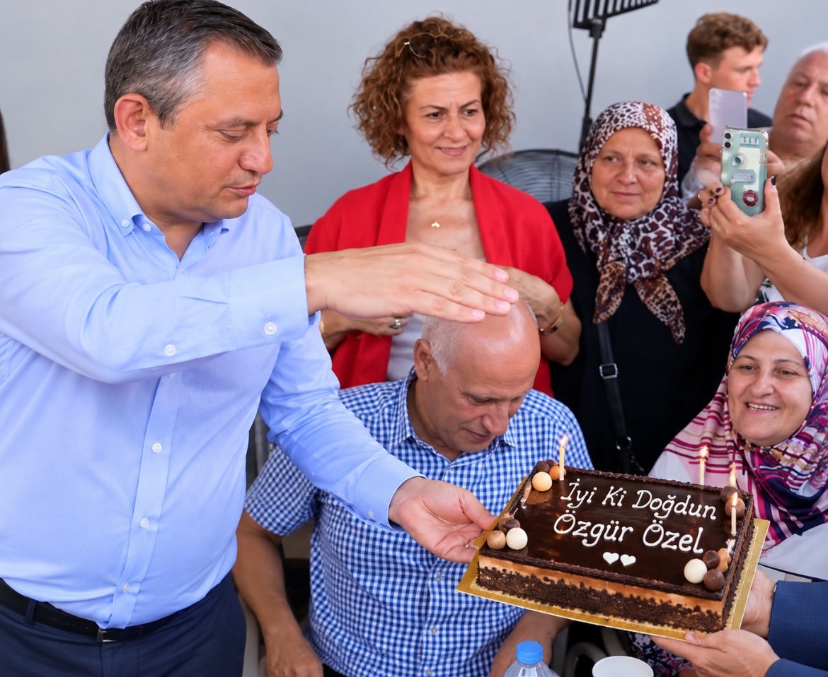 gulsum_mka's tweet photo. İyiki doğdun Türkiye'nin Umudu @eczozgurozel 🎂🎈

Seni çok seviyoruz... https://t.co/8xBShwxzsy