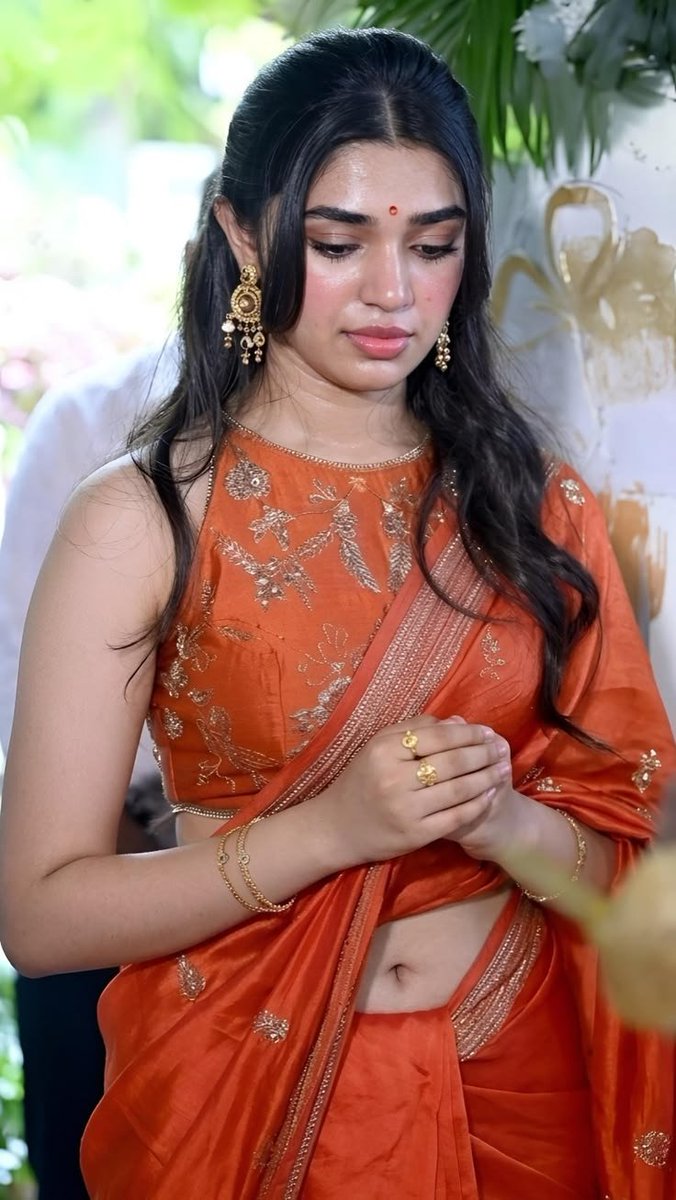 myqueensactress's tweet photo. Happy birthday our hottest krithi shetty 
#HappyBirthday #krithishetty https://t.co/5CL2RNmv3B