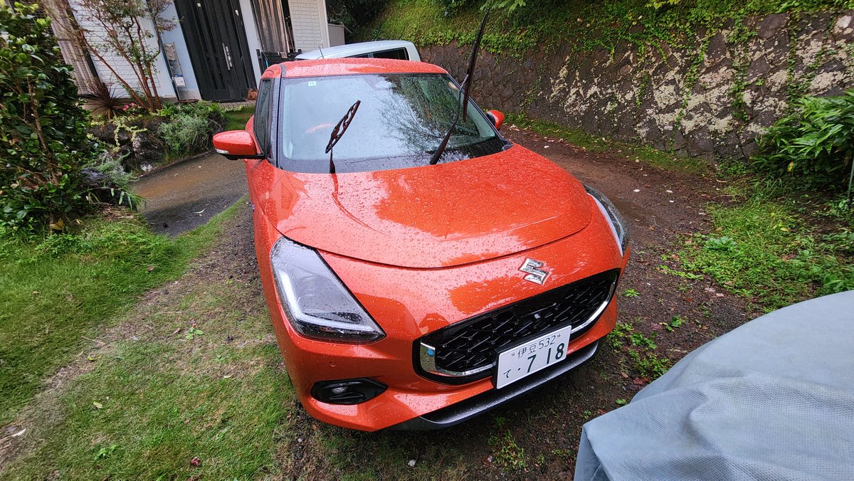 dora2midway's tweet photo. 雨が小降りになったので洗車したら、シャンプーが終わったタイミングで本降りに👍
明日早朝に乾拭きしてワックスだ！
スイフト納車後2ヶ月目でようやく全域にワクシング出来る😄 https://t.co/6uV0Ojvju7