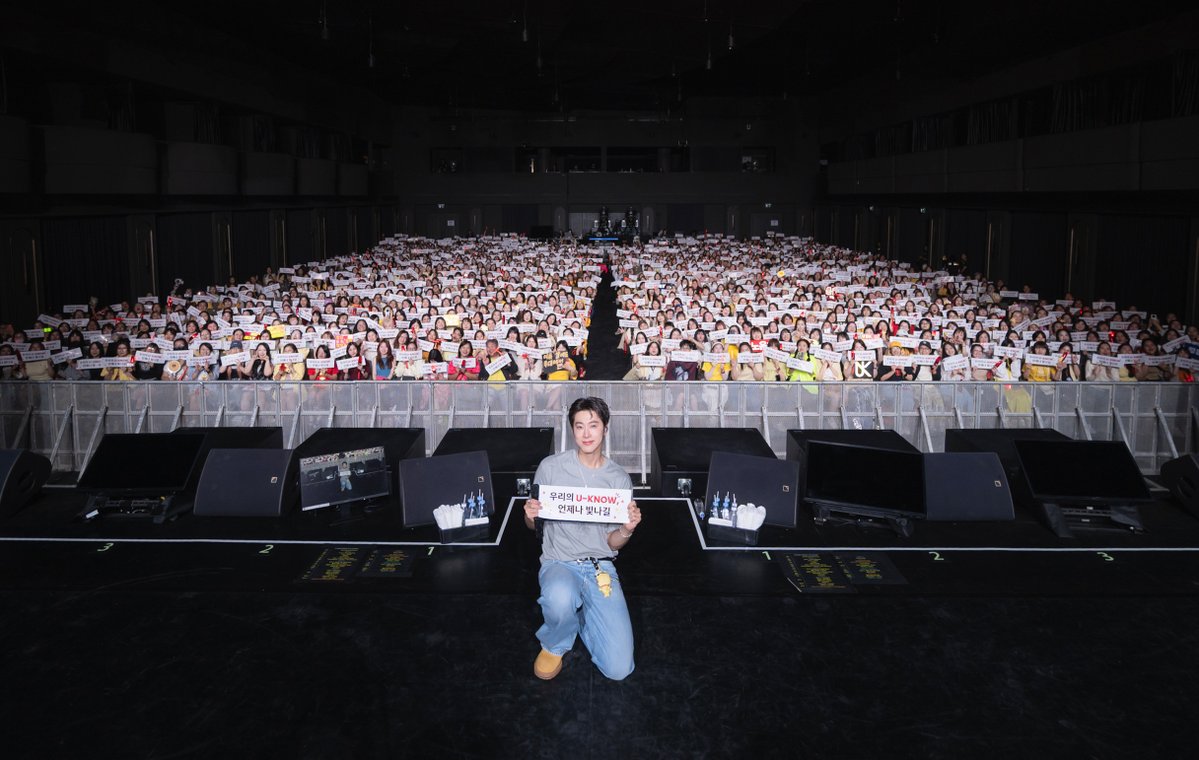 SMTrueThailand's tweet photo. ❤️ U-KNOW ❤️ แห่ง TVXQ! อัดแน่นทุก ‘SCENE’ จากอดีตสู่ปัจจุบัน 🎬 ถ่ายทอดทุกช่วงเวลาบนเส้นทางศิลปินที่ไม่เคยหยุดพัฒนาตัวเอง ด้วยการแสดงสุดทรงพลังในคอนเสิร์ตเดี่ยวเต็มรูปแบบครั้งแรก 🇹🇭✨
⠀⠀
𝐔-𝐊𝐍𝐎𝐖 𝐏𝐑𝐎𝐉𝐄𝐂𝐓 𝟐𝟔 : 𝐒𝐂𝐄𝐍𝐄#𝟏 𝐢𝐧 𝐁𝐀𝐍𝐆𝐊𝐎𝐊
⠀
🐻 𝟐𝟗 สิงหาคม 𝟐𝟎𝟐𝟔 (เสาร์)
⠀
🎈 𝐏𝐇𝐄𝐍𝐈𝐗 𝐆𝐑𝐀𝐍𝐃 𝐁𝐀𝐋𝐋𝐑𝐎𝐎𝐌
⠀
🎥 ‘U-KNOW PROJECT 26’ ไม่ได้เป็นเพียงคอนเสิร์ตทั่วไป แต่คือแบรนด์คอนเสิร์ตเฉพาะตัวที่ U-KNOW ตั้งใจสร้างขึ้นเพื่อถ่ายทอดการเติบโตจากประสบการณ์อันหลากหลาย ซึ่งล้วนเชื่อมโยงและส่งอิทธิพลถึงกัน พร้อมค้นหาตัวตนและอัตลักษณ์ของเขา สำหรับ SCENE#1 ที่เปรียบเสมือนจุดเริ่มต้นนี้ เป็นการผสมผสานเรื่องราวตลอดเส้นทางอาชีพกว่า 23 ปี เข้ากับการแสดงอันหลากหลายสมฐานะ ‘ศิลปินระดับท็อปคลาส’ โดยโชว์ถูกนำเสนอในรูปแบบที่ให้ความรู้สึกราวกับกำลังรับชมละครเวที ผ่านการร้อยเรียงแต่ละช่วงด้วย VCR และองค์ประกอบที่สื่อถึงพิกัดเวลาอย่างต่อเนื่อง ⏳
⠀
โดยเฉพาะคอนเซปต์ของโชว์ที่มี 🕺 U-KNOW วัยเด็ก 🕺 ปรากฏตัวขึ้นเพื่อเชื่อมโยงอดีตและปัจจุบัน ซึ่ง U-KNOW เป็นผู้ดูแลและนำกระบวนการทั้งหมดด้วยตัวเอง ตั้งแต่ขั้นตอนการวางแผนไปจนถึงการคัดเลือกนักแสดง อีกทั้งในเวที ‘DROP’ และ ‘Spotlight’ ทั้งคู่ยังปรากฏตัวในชุดเดียวกันและร่วมแสดงด้วยกัน สร้างความแปลกใหม่และเรียกเสียงฮือฮาจากผู้ชมอย่างมาก
⠀
📝 ด้านเซตลิสต์ U-KNOW รวบรวมบทเพลงโซโล่ที่สะท้อนตัวตนและเส้นทางศิลปินของเขาไว้อย่างครบถ้วน ทั้ง ‘Follow’, ‘Thank U’, ‘Vuja De’, ‘Body Language’ และ ‘Stretch’ ที่จัดเต็มด้วยเพอร์ฟอร์แมนซ์เข้มข้น โชว์พลังและความสามารถในการครองเวทีอย่างโดดเด่น 💿 รวมถึงซิงเกิลใหม่ ‘Time’s Tickin’’ เพลงป็อปแดนซ์ร่วมสมัยที่มาพร้อมจังหวะสนุกสนาน และ ‘보통의 이야기 (An Ordinary Story)’ เพลงบัลลาดอันนุ่มนวล 🎤 ไม่เพียงเท่านี้ เขายังเผยเสน่ห์อีกมุมผ่านน้ำเสียงและการถ่ายทอดอารมณ์ที่ละเอียดอ่อนในเพลง ‘Need You Right Now’, ‘불면 (不眠; La Rosa)’ และ ‘Waterfalls’ 🎶
⠀
💌 นอกเหนือจากการแสดงบนเวที U-KNOW ยังมอบช่วงเวลาพิเศษให้แฟน ๆ ชาวไทย ตั้งแต่ช่วง SOUND CHECK WITH TALK ก่อนเริ่มคอนเสิร์ต ที่เปิดโอกาสให้เจ้าตัวได้พูดคุยกับผู้ชม ไปจนถึงการสื่อสารอย่างเป็นกันเองตลอดการแสดง พร้อมเพิ่มบรรยากาศอันอบอุ่นและซาบซึ้ง ในกิจกรรมที่ให้ U-KNOW นำเรื่องราวของแฟน ๆ ที่ส่งเข้ามาล่วงหน้ามาเล่าสู่กันฟัง ซึ่งเจ้าตัวได้แสดงถึงความจริงใจและใส่ใจด้วยการอ่านเป็นภาษาไทยทั้งหมดและเขียนตอบกลับด้วยตัวเอง 💫
⠀
🤩 สำหรับช่วงอังกอร์ U-KNOW กลับมาในเพลง ‘이륙 (26 Take-off)’, ‘불러 (Hit Me Up)’ และเพลงตามคำขอของแฟน ๆ อย่าง ‘Checkmate’ พร้อมเซอร์ไพรส์ด้วยการเดินไปยังจุดต่าง ๆ รอบฮอลล์ เพื่อให้แฟน ๆ ได้สัมผัสโมเมนต์พิเศษกับเขาอย่างใกล้ชิด ท่ามกลางความรักและความประทับใจจาก Cassiopeia ชาวไทย ที่ร่วมกันทำแฟนโปรเจกต์ถือแบนเนอร์ข้อความว่า “U-KNOW ของเรา ขอให้เปล่งประกายอยู่เสมอเลยนะ” 🌟
⠀
🙏 SM True ขอขอบคุณ Cassiopeia ทุกท่าน รวมถึงทีมงานทั้งเบื้องหน้าและเบื้องหลังทุกคน ตลอดจนพาร์ตเนอร์ทุกฝ่ายที่เกี่ยวข้อง ที่มาร่วมเป็นส่วนหนึ่งในบทแรกซึ่ง U-KNOW แบ่งปันทั้งเรื่องราว ตัวตน และพลังบนเวที ทำให้ประเทศไทยได้กลายเป็นอีกหนึ่ง SCENE ที่เติมเต็มให้โปรเจกต์นี้สมบูรณ์  👏
⠀⠀
📸 ภาพทั้งหมด : https://t.co/yiiyZhWkqx
⠀
#UKNOW #TVXQ! @TVXQ 
#UKNOW_PROJECT26
#UKNOW_CONCERT_TOUR
#UKNOW_PROJECT26_BANGKOK
#SMTrue