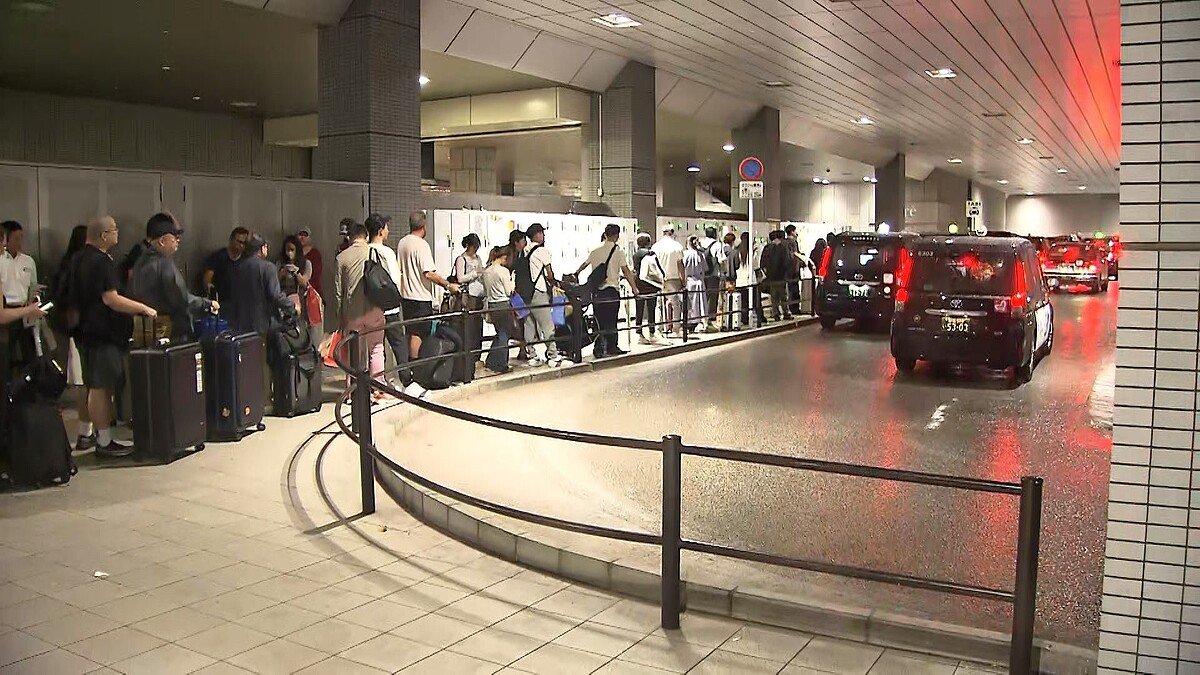 livedoornews's tweet photo. 【台風25号】品川駅、新幹線ホーム近くにタクシー待ち200人ほどの行列
https://t.co/9FDqw8Dly4

台風25号の影響で、関東などを中心に災害級の大雨への警戒が続いている。東京・品川駅前では、タクシー待ちで歩道上に約200人の行列ができているという。 https://t.co/YudIVYXJqN