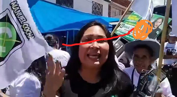 dally9163's tweet photo. @Torretero @ALECMORRIScr7 Creo que fue de atrás, desde donde venía la caravana porque hay una señora de pantalón burdeo que voltea como dando una señal, ahí ocurre el disparo y es hacia donde el señor de casaca negra se fue pero estuvo ahí adelante como midiendo ángulos y los carteles tapan esa dirección https://t.co/VrfjcSYR1x