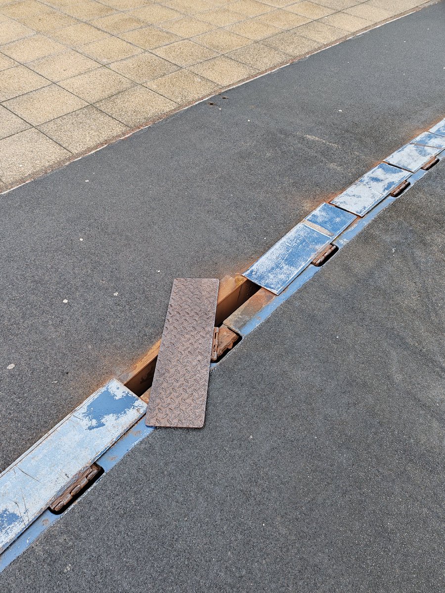 Cessnock_Issues's tweet photo. URGENT @MyGlasgowCC @GlasgowCC @SECGlasgow - one of the bridge deck panels has come loose on the South side if the Bells Bridge and as per normal its full of graffifi.... https://t.co/xJ9P6v69u1