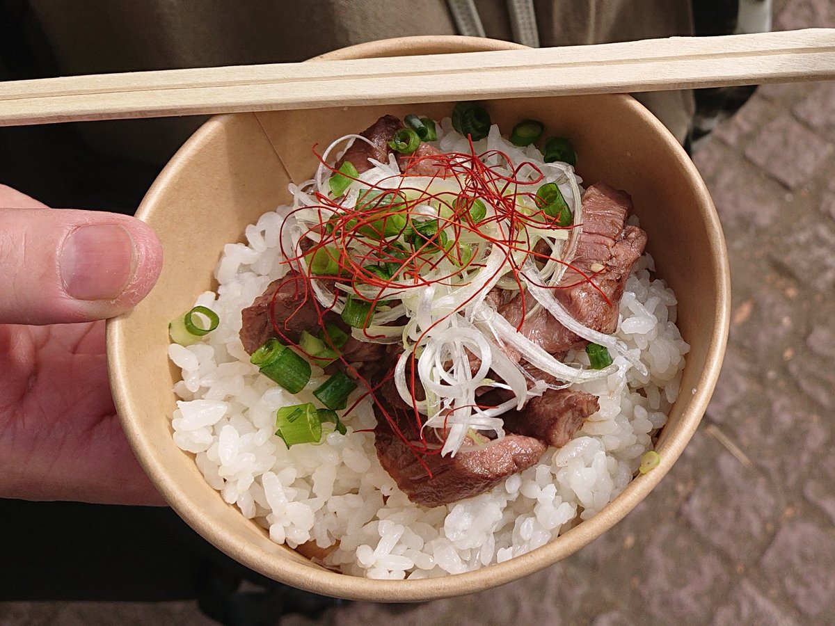 Scenery_Stone24's tweet photo. さっぽろオータムフェスト2026
菊水 タコス🌮2個で1,300円
月形町 和牛炙りユッケ丼🐂1,000円
礼文町 バフンウニ飯うに🍜3,000円
和牛サーロインカツサンド🐂3,500円
段々金銭感覚がマヒしてくる😂
まぁ〜ビール🍺が美味いから良いんだけどね😋
#さっぽろオータムフェスト2026ば https://t.co/Fl98nQiLXt