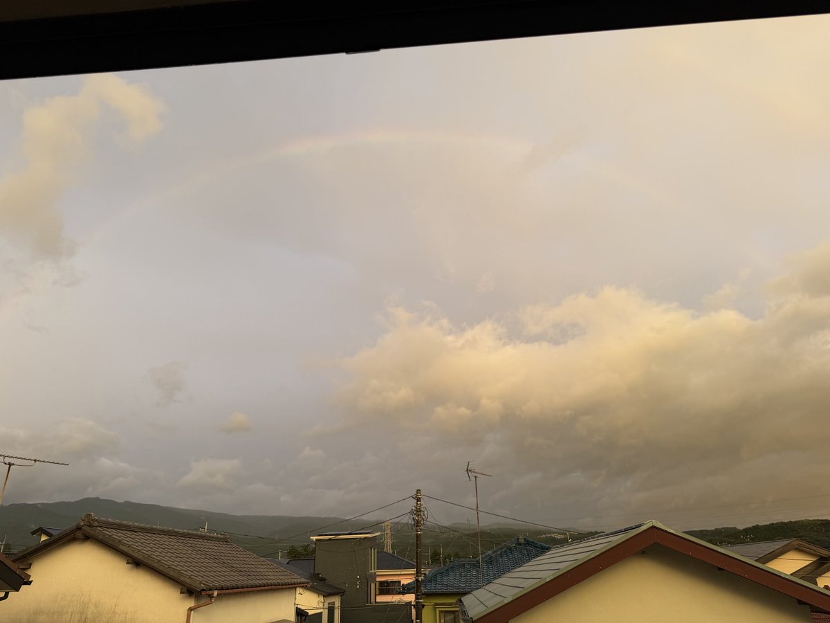 concon1122's tweet photo. 空黄色すぎワロタと思ったら🌈 https://t.co/LhnwCsczbz