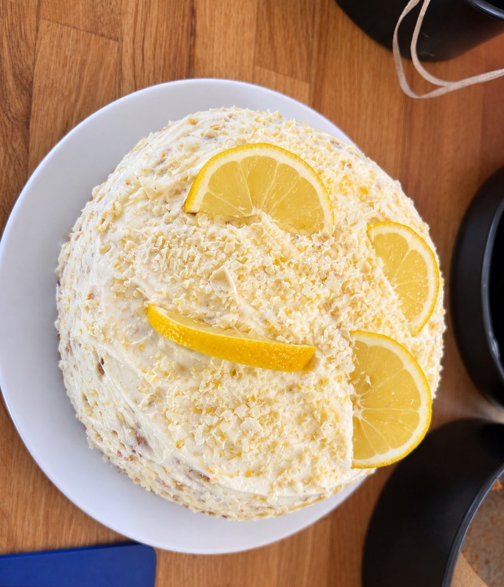 aurreverie's tweet photo. L is AI modified - R is real 😂
Lemon &amp; elderflower cake.
Toppings - lemon slices, grated white chocolate &amp; homemade elderflower drizzle
Middle - homemade buttercream &amp; lemon curd https://t.co/LoqyRvYmXc