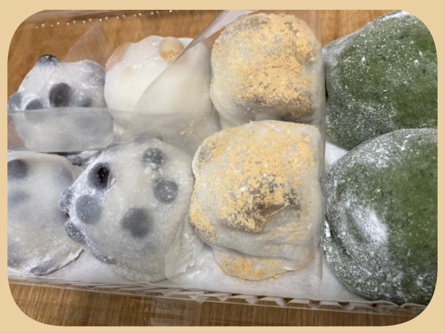 YoshihikoKoe's tweet photo. 前々から気になっていた京都の大人気和菓子「出町ふたば」さんの豆餅ほか…
電話事前予約もあるのですが、シルバーウィーク中ということもあってか枠が埋まっていて…朝から並ぶの覚悟で行列凸してきた！！意外と早くゲットできたよー（それでも1時間半並んだ😵）
お味？そりゃ最高ですヨ
並ぶ価値アリ https://t.co/Qrnui8wmH5