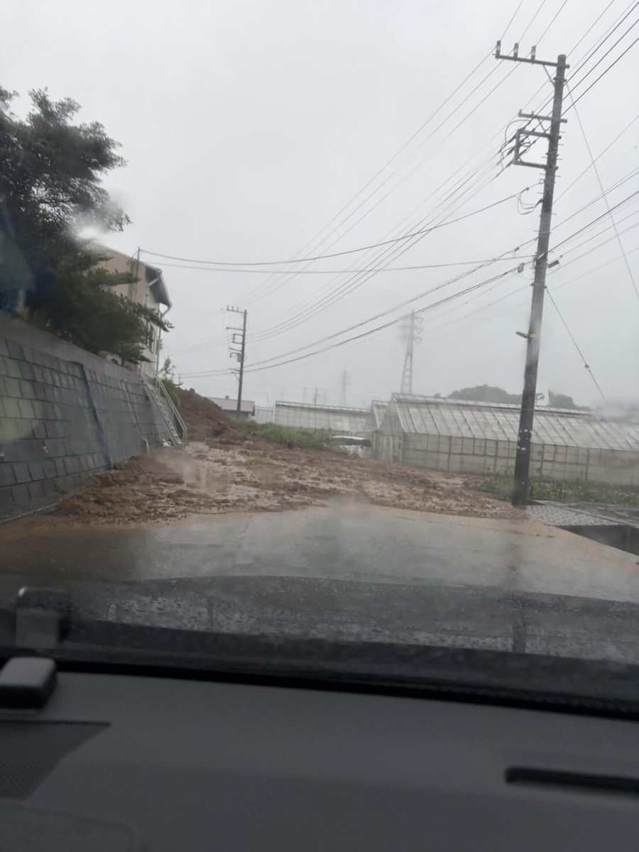 7michael8's tweet photo. 友人が近所の道路全て土砂崩れで通れないって嘆いてる https://t.co/PdbSa5iEuz