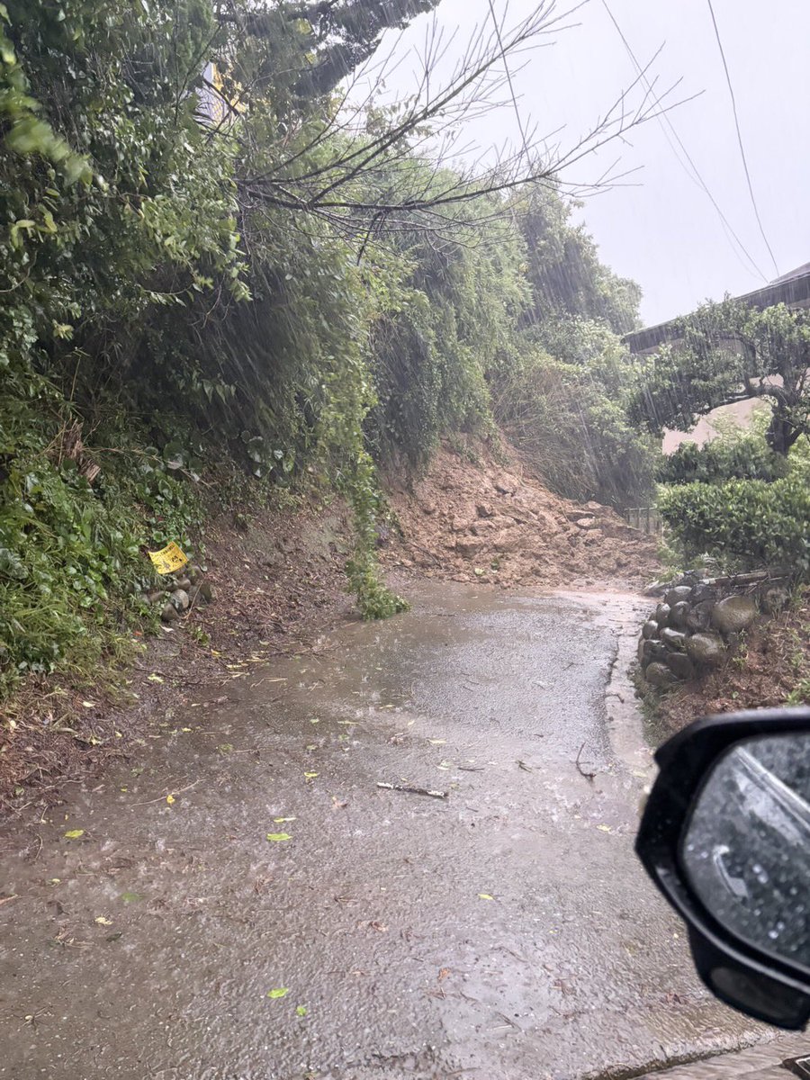 7michael8's tweet photo. 友人が近所の道路全て土砂崩れで通れないって嘆いてる https://t.co/PdbSa5iEuz