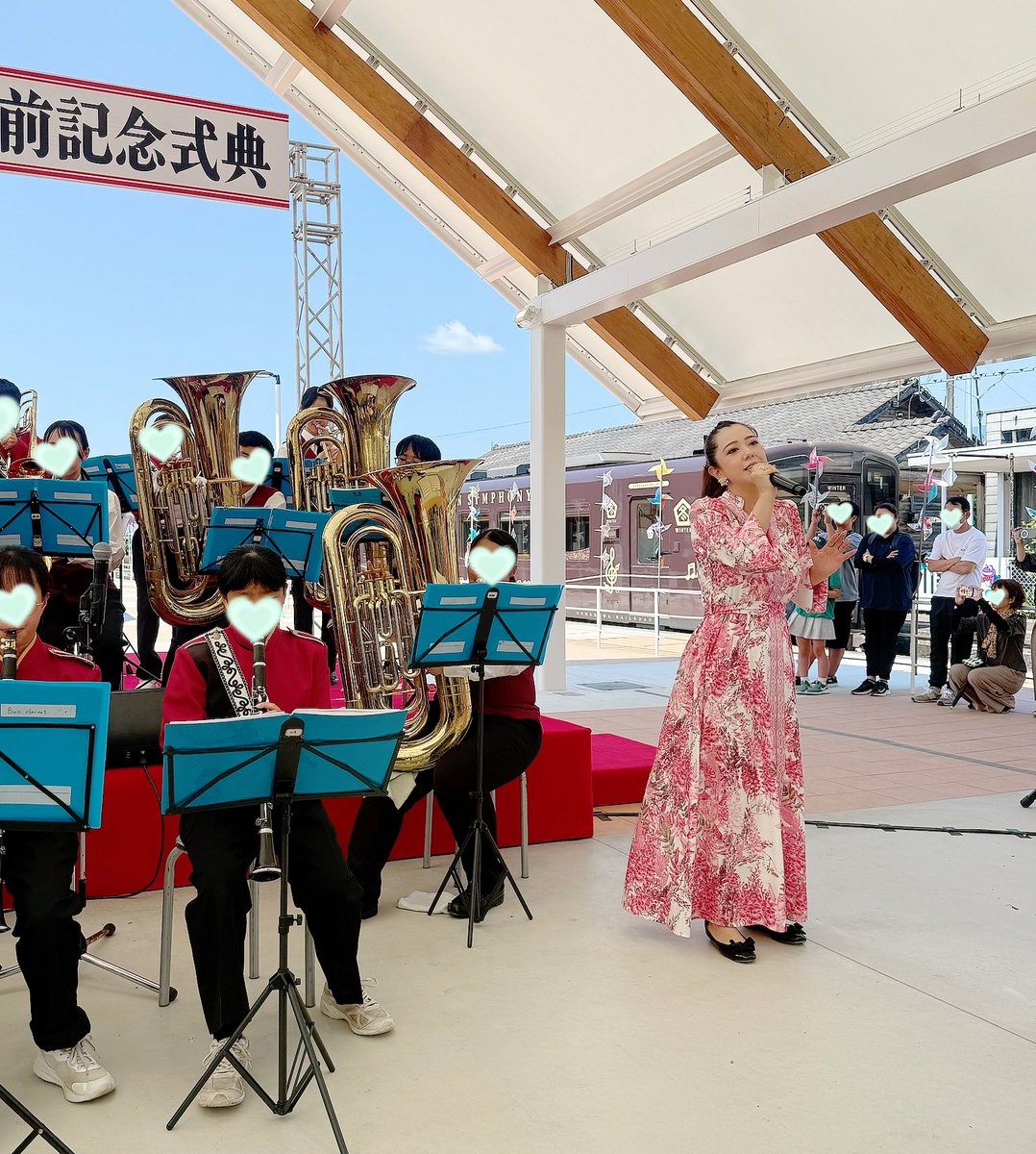ema_inasaki's tweet photo. くま川鉄道全線運行再開記念イベント✨
湯前駅レールウイングにて多良木中学校吹奏楽部様とご一緒に歌わせて頂きました！

吹奏楽の皆様✨永江社長✨くま川鉄道様✨ご来場の皆様✨ありがとうございました💛
全線運行再開記念応援ソング【Dear My Symphony】を吹奏楽編曲で演奏して頂けて幸せでした❣️🥹 https://t.co/sG3CKiUVXn