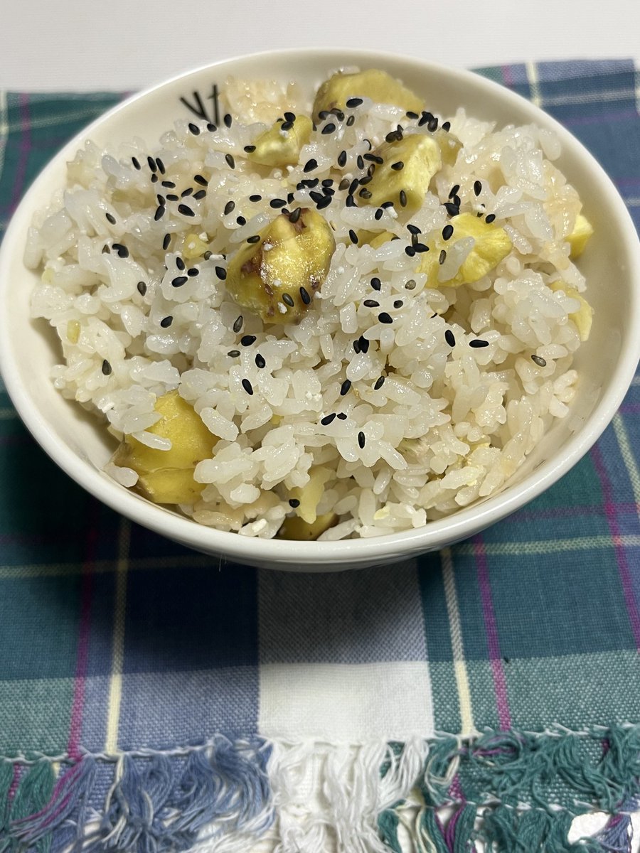 mintmin32547886's tweet photo. 秋の味覚🌰
残りを今は煮ている所
美味しくな〜れ😊
#栗ごはん
#鶴ヶ島産 https://t.co/nny5nryJWl