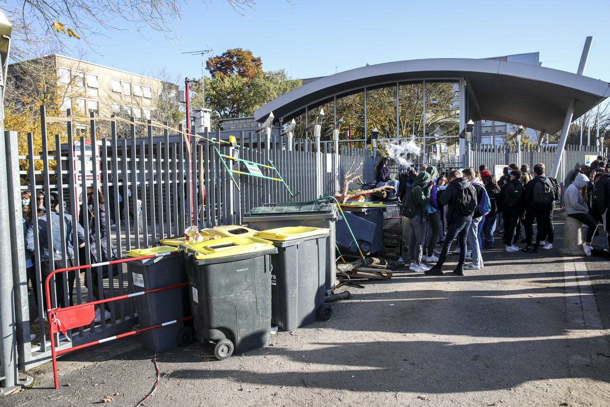 INFODUNORD's tweet photo. INFO 🚨🇫🇷🏫 | Plusieurs blocus de lycées ont lieu ce matin en France. https://t.co/gKzPlxdo7Q