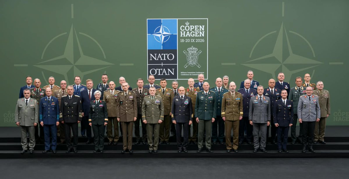 SM_Difesa's tweet photo. Difesa: il Generale Portolano al Comitato Militare della NATO
📍Copenaghen, 19-20 settembre 2026

Il Capo di Stato Maggiore della Difesa, Generale Luciano #Portolano, ha preso parte alla Military Committee Conference (MCC), svoltasi a Copenaghen.

La riunione del Comitato Militare arriva in un momento in cui la #NATO sta vivendo una trasformazione storica, caratterizzata da un importante adattamento nella postura e nel mindset, soprattutto della sua componente militare. Le posizioni condivise in sede di Military Committee rappresentano un solido riferimento e indicano la direzione verso la quale l’Alleanza deve evolvere.

I lavori, aperti del Ministro della Difesa danese Jeppe Bruus 🇩🇰, sono proseguiti in continuità con i temi affrontati nel precedente Committee dello scorso maggio: il rafforzamento della postura di Deterrenza e Difesa dell’Alleanza e l’incremento della prontezza operativa delle sue #ForzeArmate.

Ampio spazio è stato dato alle missioni e alle operazioni in corso a guida NATO. 

Riguardo alla situazione nel Fianco Est, è stato evidenziato il fondamentale contributo degli assetti convenzionali alla deterrenza.

Particolare attenzione è stata dedicata alla situazione nei Balcani e al processo di transizione e di adattamento della missione #KFOR, in base all'evolversi della situazione sul terreno, preservandone le capacità di adempiere al mandato per contribuire alla stabilità e alla sicurezza dell’area.

I Capi di Stato Maggiore hanno, inoltre, condiviso l’importanza di monitorare da vicino le sfide provenienti dal Fianco Sud, per prevenire potenziali minacce. Con particolare riferimento all’Iraq, la presenza della NATO resta un pilastro per l’intera regione mediorientale. In quest’ottica, l’Italia si è candidata alla guida della #NatoMissionIraq (NMI) nel 2027, rinnovando un impegno assunto, da tempo, nell’area.   

Al termine della conferenza, si sono tenute le elezioni per la carica di Chairman del Military Committee: «esprimo la mia più sincera soddisfazione per l’elezione del Generale Carsten Breuer, attuale Capo di Stato Maggiore della Difesa tedesca 🇩🇪, alla carica di prossimo Chairman del Military Committee» le congratulazioni del Generale Portolano. Il Generale Breuer assumerà l’incarico nel 2027, ricevendo il testimone dall’Ammiraglio Cavo Dragone. 

A margine dei lavori, il Capo di Stato Maggiore della Difesa ha tenuto colloqui bilaterali con gli omologhi belga, olandese, lettone, canadese, britannico, turco e con il Deputy Chairman dei Joint Chiefs of Staff statunitense.

#StrongerTogether #WeAreNATO #NATOMC #NATOCHoDs