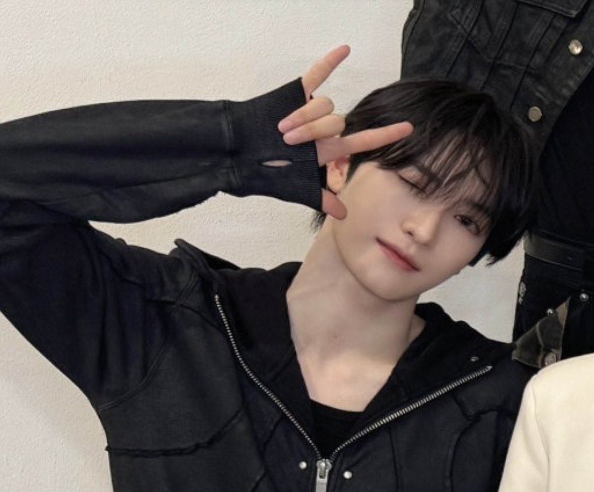 5656__44s's tweet photo. 🤟🏻😉可愛いし、サムホールってことは萌え袖出来るって事で………┏┛墓┗┓ https://t.co/r6PAAcif4l