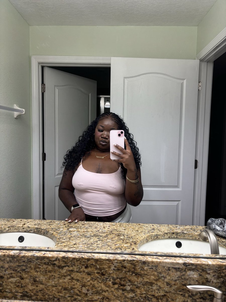 avonnax18's tweet photo. Titties sittin pretty 😮‍💨 https://t.co/DbhIMt3pdq