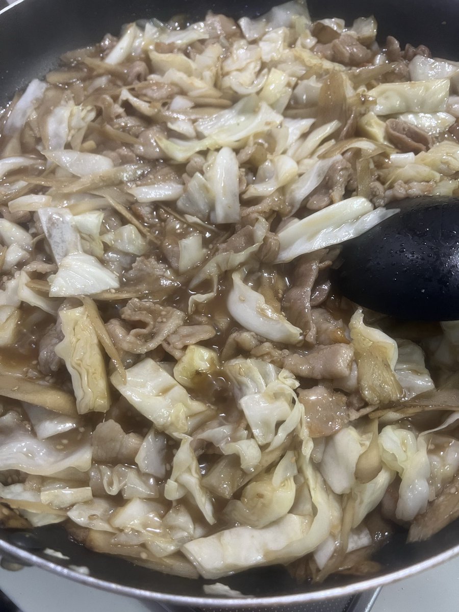 ItoYassi's tweet photo. #おうちごはん #家庭料理
残りのごはんで玉子チャーハン
コロじゃがベーコンのコンソメ味
豚肉とごぼう、キャベツの甘辛炒め煮
を、作ったよ。 https://t.co/2lx6cn9B4R