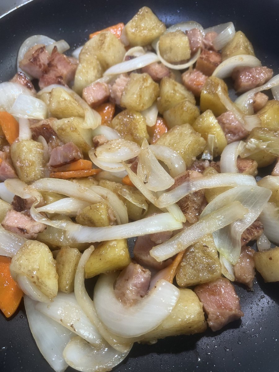 ItoYassi's tweet photo. #おうちごはん #家庭料理
残りのごはんで玉子チャーハン
コロじゃがベーコンのコンソメ味
豚肉とごぼう、キャベツの甘辛炒め煮
を、作ったよ。 https://t.co/2lx6cn9B4R