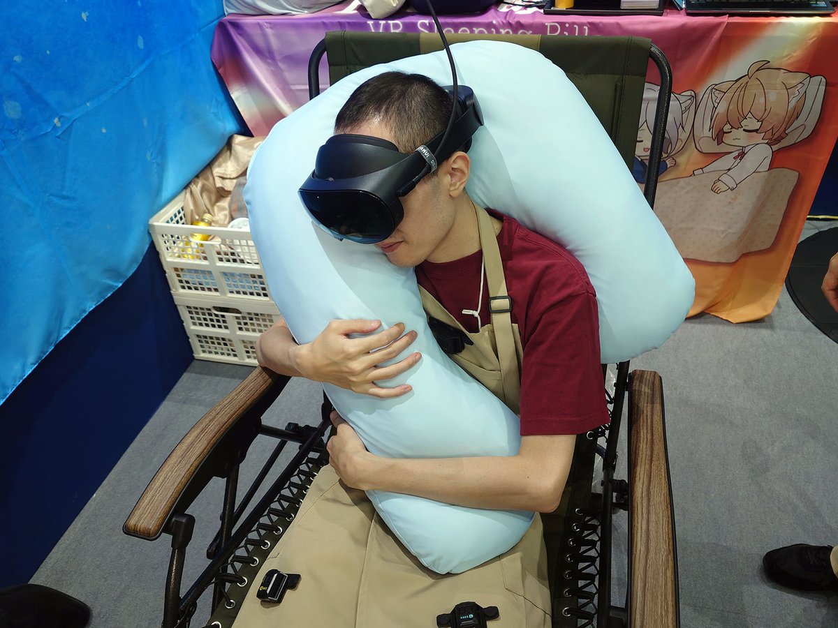 4GamerNews's tweet photo. VR睡眠用枕「ぶいすいーと」の新作は抱き枕スタイル。添い寝派にいいかもです［TGS2026］
https://t.co/8ovbFSfBaV

ひらがなの「つ」のような形状になっていて，へこんだ部分に肩を入れて使う，ふわふわな枕だ https://t.co/oZGfuztWBQ