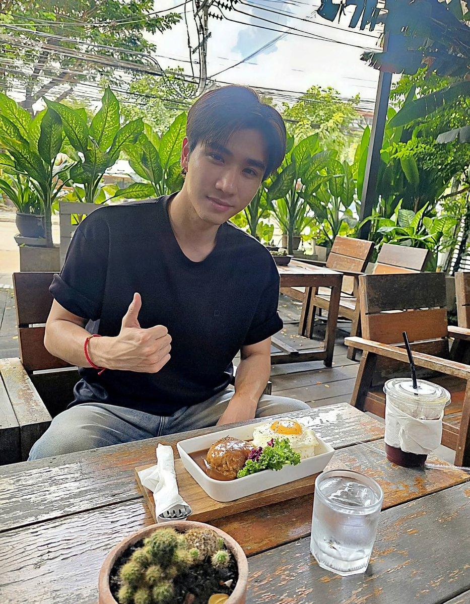 chubapie's tweet photo. The OP post :
"This is so complete moment.
On the day I wore my DOMIIA shirt to work,
I looked up and saw Perth opening the door and walking into the shop.
I was shocked. Like, completely froze. 
I was so happy, and I pointed out the shirt I was wearing for him to see.
He noticed Miiang, and then he invited me to take a photo together.
And the first coffee I made that day
was the coffee I made for Perth…
I was so happy/proud"

// this is so cuteee and perth is such a kind person 🥺💗

#PerthTanapon