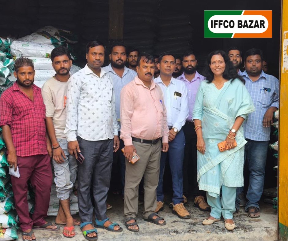 IFFCOBAZAR's tweet photo. इफको बाजार की CEO श्रीमती मधुलिका शुक्ला जी और राज्य विभाग के अधिकारियों ने सीतापुर जिले के सिधौली स्थित इफको बाजार का दौरा किया। इस अवसर पर उन्होंने किसान बैठक में भाग लिया और किसानों को कृषि क्षेत्र में उपयोग होने वाले नए एवं आधुनिक कृषि उत्पादों के बारे में जानकारी दी गई।

 #iffcobazar #iffcofertilizers #farmersmarket #KisanMeeting #Agriculture #NewAgeAgriculture #iffcobazarsitapur