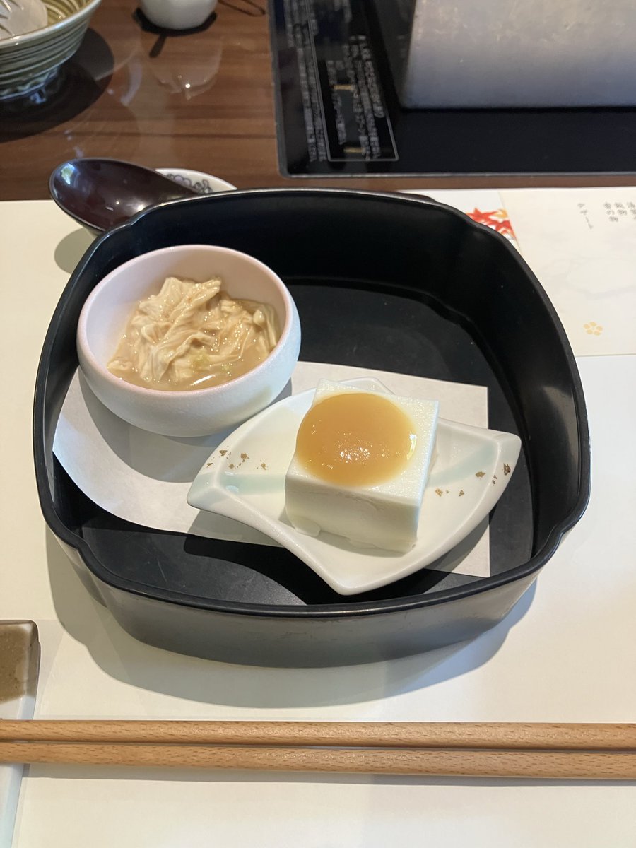 Tafuta5026's tweet photo. またまた、「梅の花」。
秋の味覚、「松茸の土瓶蒸し」のコース。
最近は老舗の料亭もなくなってきて、
法事や親の誕生会なんかをする場所も限られてくるから、毎月のように行くことになります。ちなみに今月は2度目。 https://t.co/a2oSLss0mW