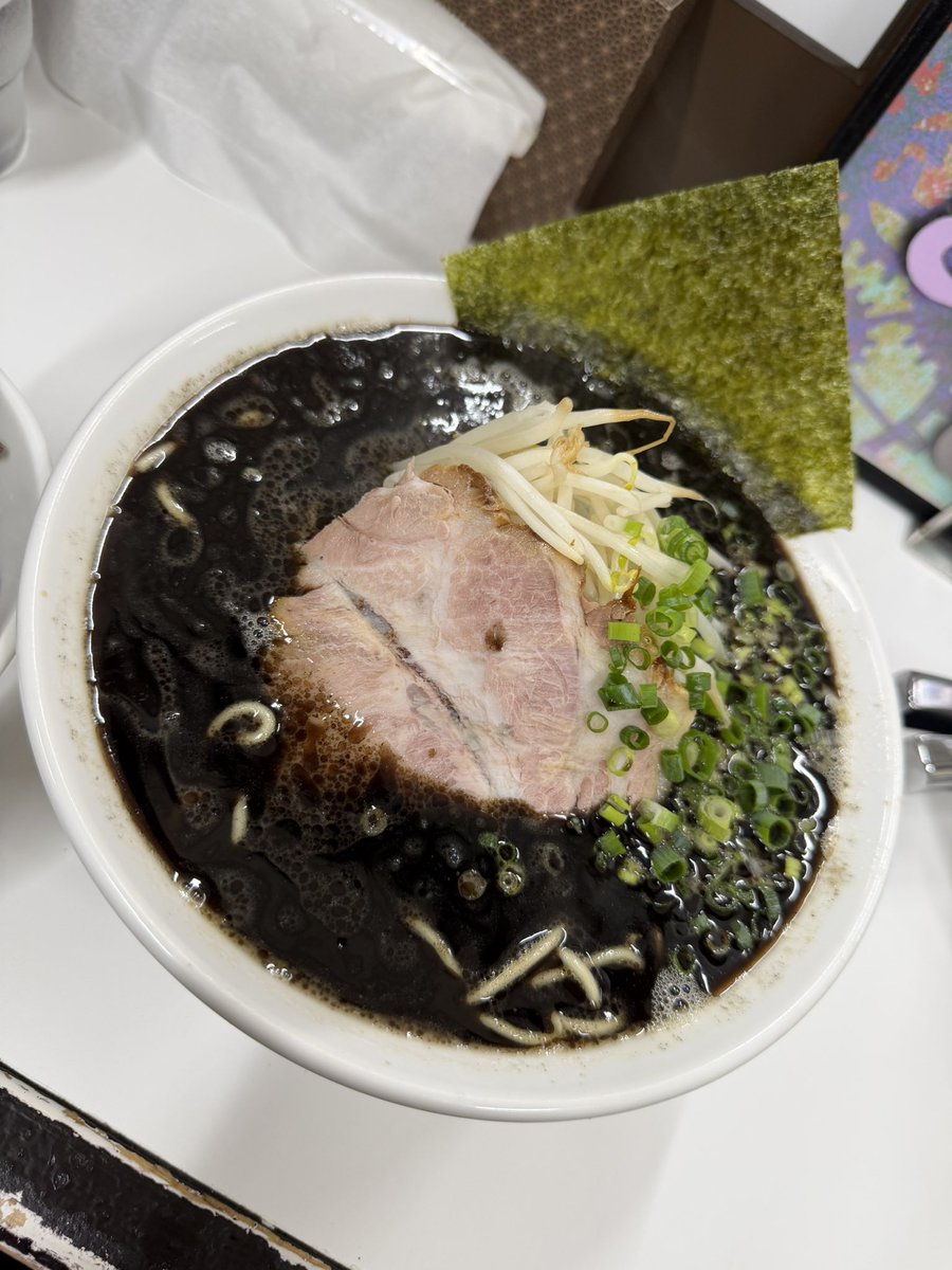 nao__919's tweet photo. ぶたまるき🐽渋沢

黒ラーメン
マー油超多め
きくらげ

3回目の訪問♪♪
今日は台風だけどﾏｻｷﾁｰ♡な方が車出してくれた🤭
前回はマー油多めにしたから今回は有料の超多め☝️
麺にマー油を絡めて食べると最高にウマいっす😍
きくらげも良く合って最&amp;高✨
また定期的に食べに来たい
ご馳走様でした🙏 https://t.co/bY3y86BJnp