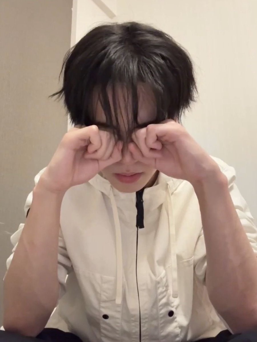 hyukiyy's tweet photo. 앞으로 눈막귀막포즈 이걸로할게 https://t.co/pid01Y6Zap