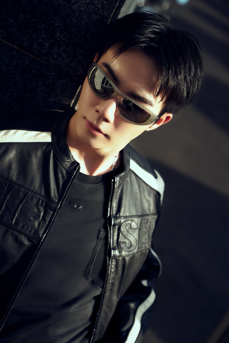 Kazzmagazine's tweet photo. ลุคแรกมาแล้ว~ เสิร์ฟสุดคูลกลางมิลาน! “ซี พฤกษ์” กับ Diesel เตรียมพร้อมสำหรับพรุ่งนี้กับ MILAN FASHION WEEK SS 2027 ✨

#ZEEPRUKDIESEL
#ZeePruk 
#Diesel #DieselSS27
#ForSuccessfulLiving
#KAZZMAGAZINE https://t.co/zJVOX0IWqW