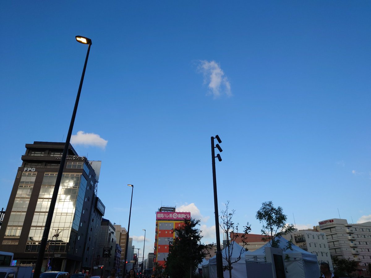 papitel93's tweet photo. 人通りが多い場所、写り込みに気を遣って写真撮ると「何？」ていう写真になる https://t.co/Iex1Mf4FWW
