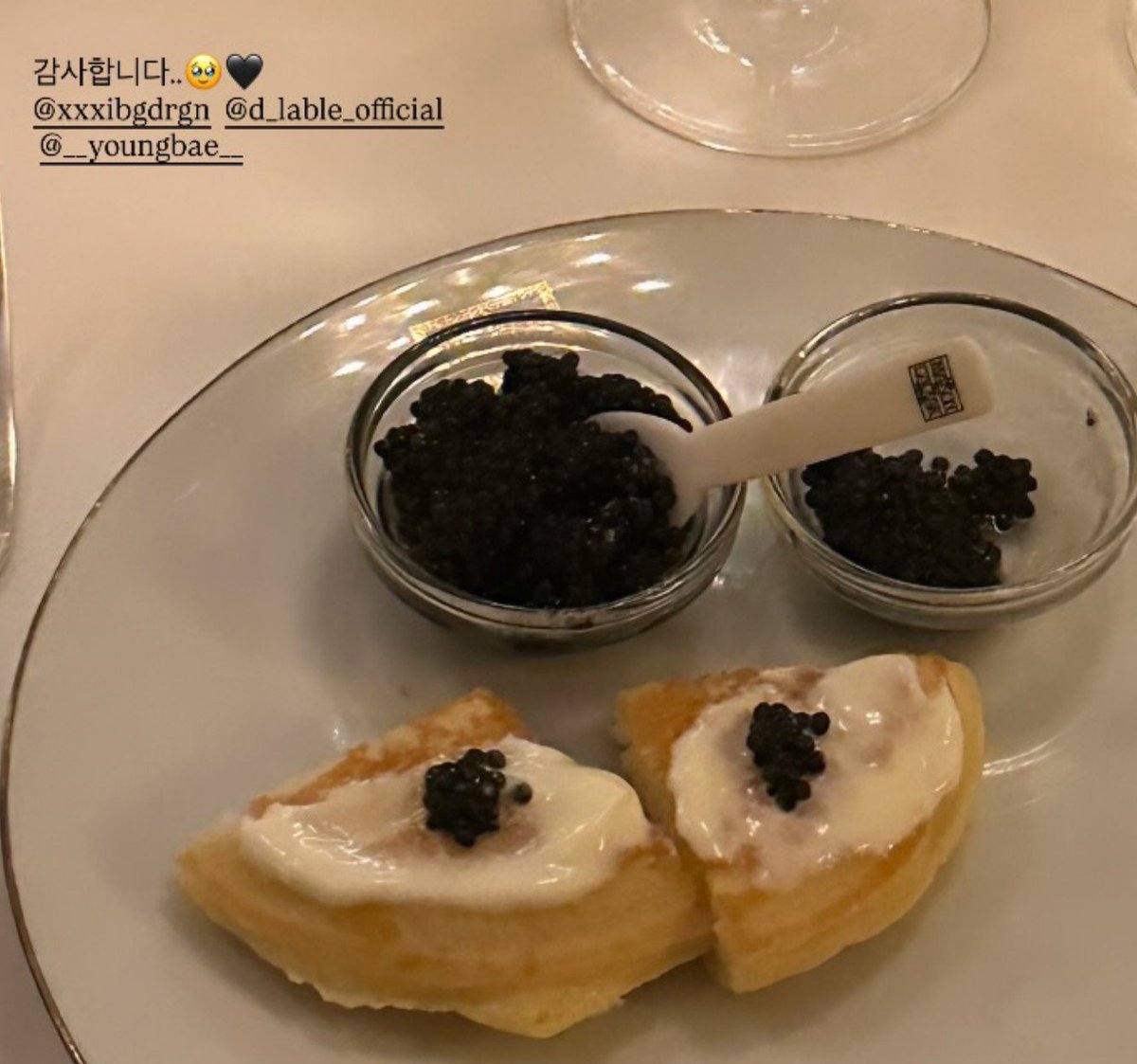 youngbae_bear2's tweet photo. 영배오빠랑 팀태양 스태프분들은 어제 오후에 먼저 파리를 떠나 서울로 돌아갔는데, 저녁 모임 계산까지 멀리서 멋지게 해주셨네요~ 너무 멋있어 너무 멋있어🩷

#TAEYANG #태양 #동영배 https://t.co/2BG9MLeSz9
