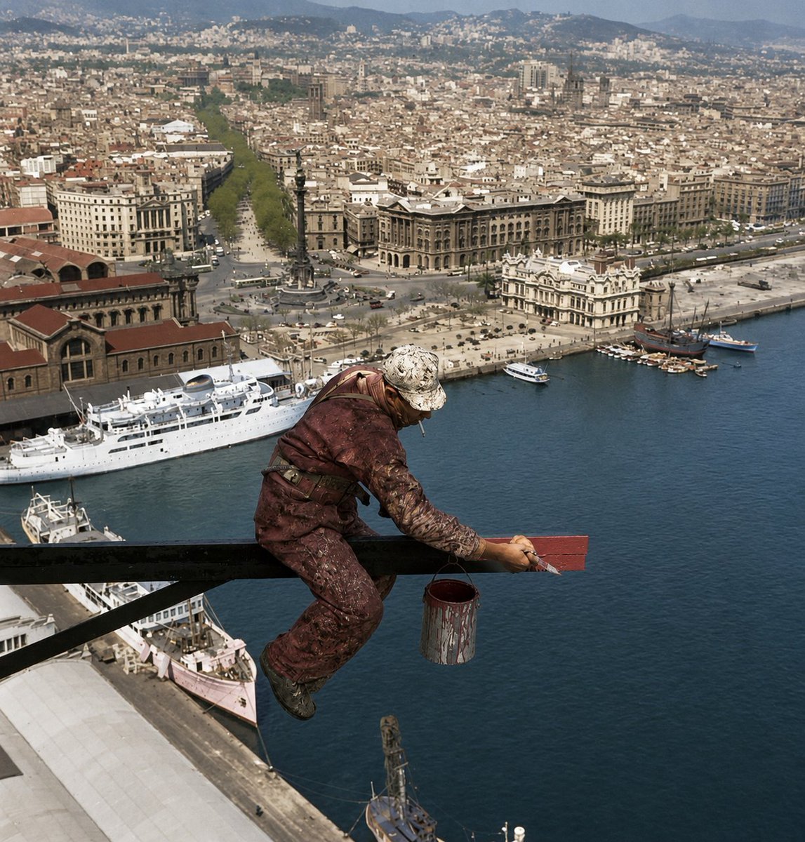 CatalunyaColor's tweet photo. Un pintor al port de Barcelona, el 1962. https://t.co/tJM77HOosH