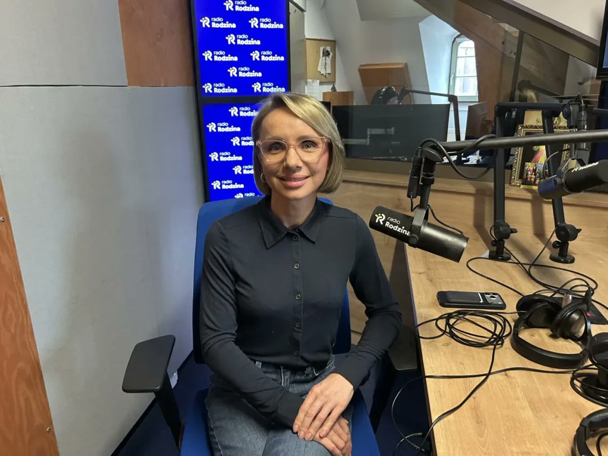 RadioRodzina's tweet photo. Na 1 złotówkę wpływu do budżetu państwa 4 złote musimy przeznaczyć na leczenie skutków alkoholizmu – mówi  @anna_sobolak  w rozmowie @P_Jenczmionka . 
Glosowanie za @mhorala  @RozwojPlus nazwała wyborem między dżumą a cholerą. 

https://t.co/K2BimzCgm4 https://t.co/BOD7xIlx4i