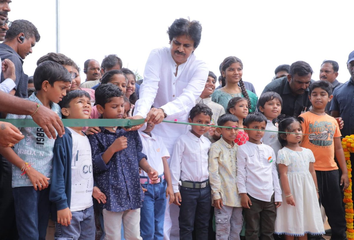 JanaSenaParty's tweet photo. ఆహ్లాదం.. ఆరోగ్య నిలయాలుగా గ్రామీణ చెరువులు
•ఫకృద్ధీన్ పాలెంలో సుందరీకరించిన మైసమ్మ చెరువును ప్రారంభించిన ఉప ముఖ్యమంత్రి శ్రీ @PawanKalyan గారు
•ఉప ముఖ్యమంత్రివర్యుల చొరవతో మారుతున్న గ్రామీణ ప్రాంత చెరువుల రూపురేఖలు
•పిఠాపురం నియోజకవర్గంలో రూ. 6 కోట్లతో 11 చెరువుల సుందరీకరణ
•ఫకృద్ధీన్ పాలెం మైసమ్మ చెరువును మోడల్‌గా తీర్చిదిద్దిన శ్రీ పవన్ కళ్యాణ్ గారు
•చెరువు చుట్టూ వాకింగ్ ట్రాక్, ఓపెన్ ఎయిర్ జిమ్, పిల్లల పార్క్, జెండా స్థూపం, గ్రీనింగ్ ఏర్పాటు
•రాష్ట్రవ్యాప్తంగా రూ. 50 కోట్లతో 105 చెరువుల ఆధునీకరణ

పిఠాపురం నియోజకవర్గంలోని ఫకృద్ధీన్ పాలెం గ్రామంలో రూ. 73 లక్షల వ్యయంతో సర్వాంగ సుందరంగా తీర్చిదిద్దిన మైసమ్మ చెరువు, వాకింగ్ ట్రాక్, చిల్డ్రన్స్ పార్కును రాష్ట్ర ఉప ముఖ్యమంత్రివర్యులు శ్రీ పవన్ కళ్యాణ్ గారు ప్రారంభించారు. గ్రామీణ ప్రాంతాల్లో చెరువులను కేవలం నీటి వనరులుగానే కాకుండా ప్రజలకు ఆహ్లాదం, ఆరోగ్యం అందించే సామాజిక వేదికలుగా తీర్చిదిద్దాలన్న లక్ష్యంతో మైసమ్మ చెరువును నమూనాగా అభివృద్ధి చేశారు.
పిఠాపురం నియోజకవర్గ పర్యటనలో భాగంగా సోమవారం మైసమ్మ చెరువును సందర్శించిన శ్రీ పవన్ కళ్యాణ్ గారు వాకింగ్ ట్రాక్, ఓపెన్ ఎయిర్ జిమ్‌తోపాటు పిల్లల పార్కును ప్రారంభించారు. అలాగే నియోజకవర్గవ్యాప్తంగా అభివృద్ధి చేసిన మరో 11 చెరువులకు సంబంధించిన శిలాఫలకాన్ని ఆవిష్కరించారు. కాకినాడ జిల్లా పరిధిలో అభివృద్ధి చేసిన 14 చెరువులకి సంబంధించిన గ్యాలరీని సందర్శించారు. 
అనంతరం చెరువు గట్టు వెంబడి వాకింగ్ చేస్తూ, అక్కడ ఉన్న భారీ వృక్షాల వయసు, కొన్ని వృక్షాల శాస్త్రీయ నామం తదితర అంశాలు అధికారులను అడిగి తెలుసుకున్నారు. చెరువుల సుందరీకరణ గ్రామీణ ప్రజలకు విశ్రాంతి, వినోదంతోపాటు ఆరోగ్యాన్ని అందించడంలో ఈ చెరువులు దోహదపడతాయని తెలిపారు.
*చిన్నారులతో కలసి చిల్డ్రన్ పార్కు ప్రారంభోత్సవం*
మోడల్ ప్రాజెక్టుగా తీర్చిదిద్దిన ఫకృద్ధీన్ పాలెం మైసమ్మ చెరువు పరిసరాలను పచ్చటి మొక్కలతో అభివృద్ధి చేసి, గట్టును బలోపేతం చేశారు. అనంతరం గట్టుపై వాకింగ్ ట్రాక్‌ను ఏర్పాటు చేశారు. గ్రామ ప్రజలు ఉదయం, సాయంత్రం వేళల్లో నడక ద్వారా ఆరోగ్యాన్ని కాపాడుకునేలా ఈ ప్రణాళికను రూపొందించారు. మహిళలు, యువతతో పాటు వృద్ధులు కూడా వ్యాయామం చేసుకునేలా ఓపెన్ ఎయిర్ జిమ్‌ను, జాతీయ భావన పెంపొందించేలా జెండా స్థూపాన్ని ఏర్పాటు చేశారు. చెరువు కుడి వైపున పిల్లల కోసం ప్రత్యేకంగా అభివృద్ధి చేసిన చిల్డ్రన్స్ పార్కును చిన్నారులతో కలసి ప్రారంభించారు. పార్కులో ఏర్పాటు చేసిన సౌకర్యాలను పరిశీలించారు. చిల్డ్రన్స్ పార్కులో ఆడుకుంటున్న చిన్నారులకు తినుబండారాలు, చాక్లెట్లు అందించారు. గ్రామీణ ప్రాంతాల్లో ఇటువంటి అభివృద్ధి కార్యక్రమాలు ప్రజల జీవన ప్రమాణాలను మెరుగుపరుస్తాయని పేర్కొన్నారు. గ్రామాల అభివృద్ధిలో పర్యావరణ పరిరక్షణ, పచ్చదనం, ప్రజారోగ్యానికి ప్రాధాన్యం ఇస్తూ మరిన్ని కార్యక్రమాలు చేపడతామని తెలిపారు. ఫకృద్ధీన్ పాలెం మైసమ్మ చెరువు భవిష్యత్ అభివృద్ధి కార్యక్రమాలకు మోడల్ నమూనాగా నిలవాలని ఆకాంక్షించారు.
ప్రధాన మంత్రి కృషి సించాయి యోజన (PMKSY) సహకారంతో రాష్ట్రవ్యాప్తంగా రూ. 50 కోట్ల వ్యయంతో 105 చెరువుల సుందరీకరణ పనులు చేపట్టారు. వీటిలో దాదాపు సగానికి పైగా పనులు పూర్తికాగా, మిగిలినవి పురోగతిలో ఉన్నాయి. ఈ నెలాఖరు నాటికి అన్ని చెరువుల సుందరీకరణ పనులు పూర్తి చేసి ప్రజలకు అందుబాటులోకి తీసుకురావాలని లక్ష్యంగా పెట్టుకున్నారు.
•మైసమ్మ అమ్మవారికి పట్టువస్త్రాలు
అంతకుముందు ఎఫ్.కె. పాలెం మైసమ్మ చెరువు ప్రారంభోత్సవానికి ముందు గట్టుపై ఉన్న ఆలయంలో శ్రీ మైసమ్మ అమ్మవారిని శ్రీ పవన్ కళ్యాణ్ గారు దర్శించుకున్నారు. అమ్మవారికి పట్టువస్త్రాలు సమర్పించి ప్రత్యేక పూజలు నిర్వహించారు. చెరువు మధ్య భాగానికి వచ్చే విధంగా నూతనంగా నిర్మిస్తున్న నందీశ్వరుడి సహిత శివుని విగ్రహాన్ని పరిశీలించారు. గ్రామస్తుల ఆహ్వానం మేరకు ఫకృద్ధీన్ పాలెంలోని వినాయకుడి గుడిని సందర్శించారు.
గ్రామస్తులతో మమేకం అవుతూ... గ్రామంలో సౌకర్యాల పరిశీలన*
చెరువు ప్రారంభోత్సవానికి విచ్చేసి ప్రజల వద్దకు వెళ్లి ప్రతి ఒక్కరినీ శ్రీ పవన్ కళ్యాణ్ గారు ఆప్యాయంగా పలుకరించారు. ప్రజల నుంచి పలు సమస్యలపై వినతులు స్వీకరించారు. ఫకృద్ధీన్ పాలెం గ్రామ సచివాలయ భవనాన్ని, చెత్త నుంచి సంపద సృష్టి కేంద్రాన్ని పరిశీలించారు. తడి చెత్త, పొడి చెత్త కోసం విడివిడిగా ఏర్పాటు చేసిన కుండీలు పరిశీలించి, వివరాలు తెలుసుకున్నారు. అక్కడ ఉన్న పారిశుధ్య కార్మికులను పలుకరించి ఫొటోలు దిగారు.