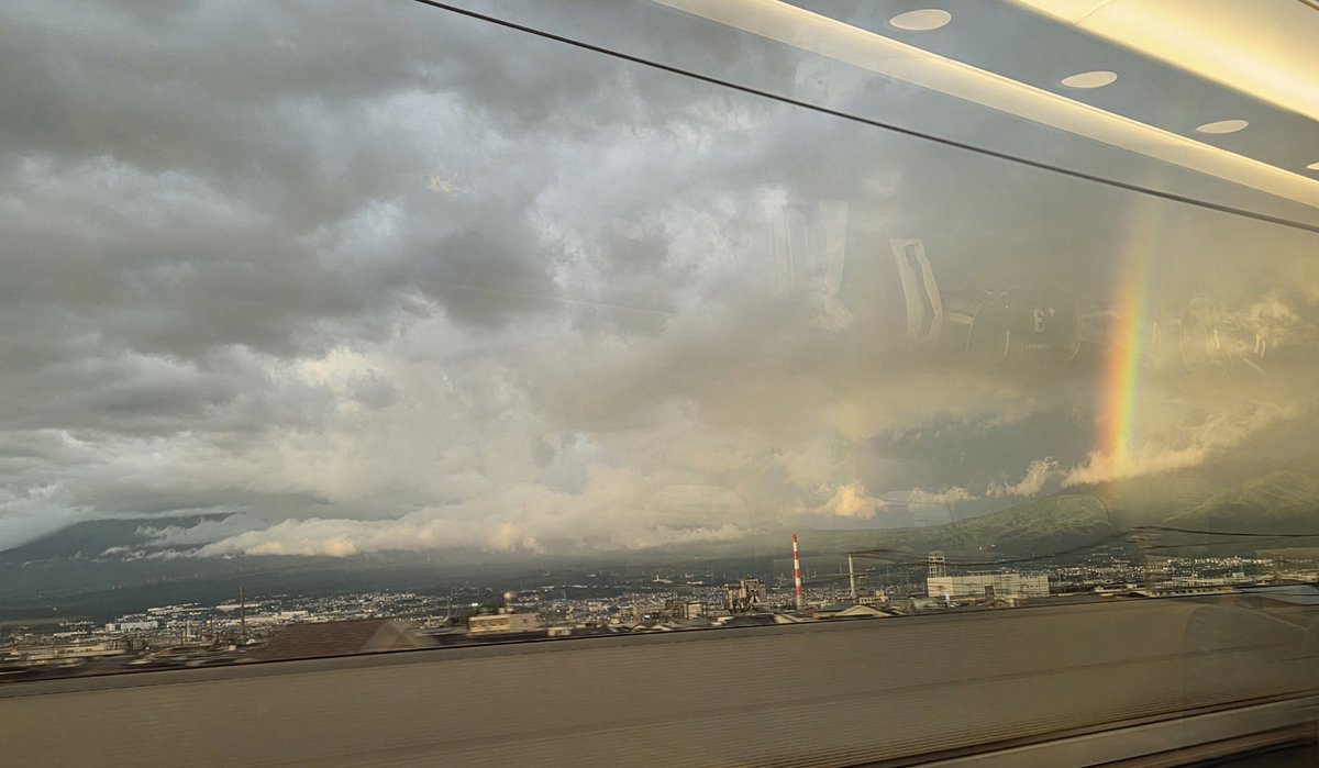 tsubakilemon's tweet photo. 台風の最中、昨日から前乗りして、大好きな画家さんの個展&amp;内覧会に無事参加でき、予定より早い新幹線で帰路に。何だか窓の外が明るいなと思って、ふと見てみると…… 
後方に、富士山の稜線にわずかにかかるダブルレインボーが🌈✨
新幹線を30分早めたからこそ出会えた幸運に感謝🩷 https://t.co/4574PW3mKo