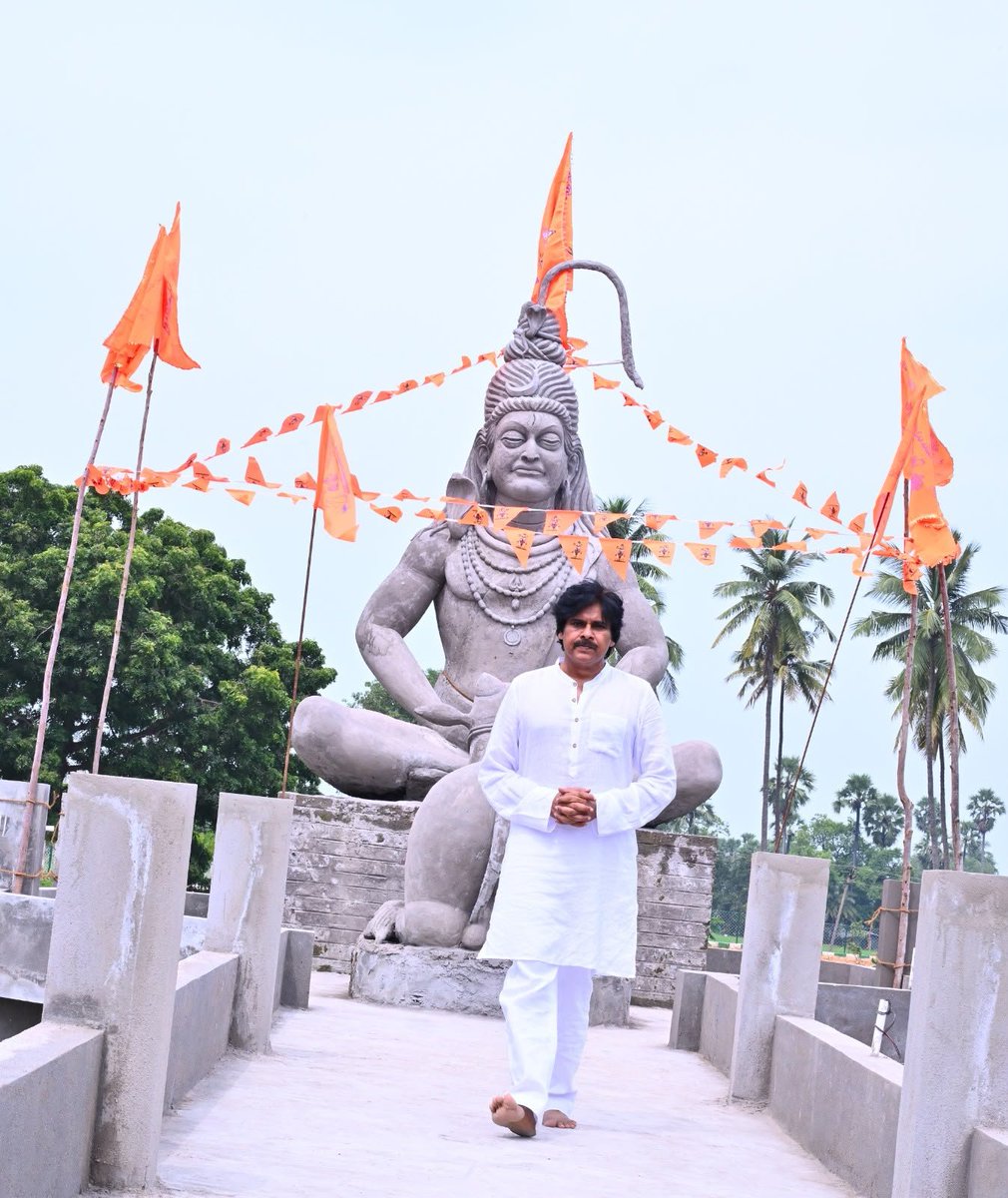 JanaSenaParty's tweet photo. ఆహ్లాదం.. ఆరోగ్య నిలయాలుగా గ్రామీణ చెరువులు
•ఫకృద్ధీన్ పాలెంలో సుందరీకరించిన మైసమ్మ చెరువును ప్రారంభించిన ఉప ముఖ్యమంత్రి శ్రీ @PawanKalyan గారు
•ఉప ముఖ్యమంత్రివర్యుల చొరవతో మారుతున్న గ్రామీణ ప్రాంత చెరువుల రూపురేఖలు
•పిఠాపురం నియోజకవర్గంలో రూ. 6 కోట్లతో 11 చెరువుల సుందరీకరణ
•ఫకృద్ధీన్ పాలెం మైసమ్మ చెరువును మోడల్‌గా తీర్చిదిద్దిన శ్రీ పవన్ కళ్యాణ్ గారు
•చెరువు చుట్టూ వాకింగ్ ట్రాక్, ఓపెన్ ఎయిర్ జిమ్, పిల్లల పార్క్, జెండా స్థూపం, గ్రీనింగ్ ఏర్పాటు
•రాష్ట్రవ్యాప్తంగా రూ. 50 కోట్లతో 105 చెరువుల ఆధునీకరణ

పిఠాపురం నియోజకవర్గంలోని ఫకృద్ధీన్ పాలెం గ్రామంలో రూ. 73 లక్షల వ్యయంతో సర్వాంగ సుందరంగా తీర్చిదిద్దిన మైసమ్మ చెరువు, వాకింగ్ ట్రాక్, చిల్డ్రన్స్ పార్కును రాష్ట్ర ఉప ముఖ్యమంత్రివర్యులు శ్రీ పవన్ కళ్యాణ్ గారు ప్రారంభించారు. గ్రామీణ ప్రాంతాల్లో చెరువులను కేవలం నీటి వనరులుగానే కాకుండా ప్రజలకు ఆహ్లాదం, ఆరోగ్యం అందించే సామాజిక వేదికలుగా తీర్చిదిద్దాలన్న లక్ష్యంతో మైసమ్మ చెరువును నమూనాగా అభివృద్ధి చేశారు.
పిఠాపురం నియోజకవర్గ పర్యటనలో భాగంగా సోమవారం మైసమ్మ చెరువును సందర్శించిన శ్రీ పవన్ కళ్యాణ్ గారు వాకింగ్ ట్రాక్, ఓపెన్ ఎయిర్ జిమ్‌తోపాటు పిల్లల పార్కును ప్రారంభించారు. అలాగే నియోజకవర్గవ్యాప్తంగా అభివృద్ధి చేసిన మరో 11 చెరువులకు సంబంధించిన శిలాఫలకాన్ని ఆవిష్కరించారు. కాకినాడ జిల్లా పరిధిలో అభివృద్ధి చేసిన 14 చెరువులకి సంబంధించిన గ్యాలరీని సందర్శించారు. 
అనంతరం చెరువు గట్టు వెంబడి వాకింగ్ చేస్తూ, అక్కడ ఉన్న భారీ వృక్షాల వయసు, కొన్ని వృక్షాల శాస్త్రీయ నామం తదితర అంశాలు అధికారులను అడిగి తెలుసుకున్నారు. చెరువుల సుందరీకరణ గ్రామీణ ప్రజలకు విశ్రాంతి, వినోదంతోపాటు ఆరోగ్యాన్ని అందించడంలో ఈ చెరువులు దోహదపడతాయని తెలిపారు.
*చిన్నారులతో కలసి చిల్డ్రన్ పార్కు ప్రారంభోత్సవం*
మోడల్ ప్రాజెక్టుగా తీర్చిదిద్దిన ఫకృద్ధీన్ పాలెం మైసమ్మ చెరువు పరిసరాలను పచ్చటి మొక్కలతో అభివృద్ధి చేసి, గట్టును బలోపేతం చేశారు. అనంతరం గట్టుపై వాకింగ్ ట్రాక్‌ను ఏర్పాటు చేశారు. గ్రామ ప్రజలు ఉదయం, సాయంత్రం వేళల్లో నడక ద్వారా ఆరోగ్యాన్ని కాపాడుకునేలా ఈ ప్రణాళికను రూపొందించారు. మహిళలు, యువతతో పాటు వృద్ధులు కూడా వ్యాయామం చేసుకునేలా ఓపెన్ ఎయిర్ జిమ్‌ను, జాతీయ భావన పెంపొందించేలా జెండా స్థూపాన్ని ఏర్పాటు చేశారు. చెరువు కుడి వైపున పిల్లల కోసం ప్రత్యేకంగా అభివృద్ధి చేసిన చిల్డ్రన్స్ పార్కును చిన్నారులతో కలసి ప్రారంభించారు. పార్కులో ఏర్పాటు చేసిన సౌకర్యాలను పరిశీలించారు. చిల్డ్రన్స్ పార్కులో ఆడుకుంటున్న చిన్నారులకు తినుబండారాలు, చాక్లెట్లు అందించారు. గ్రామీణ ప్రాంతాల్లో ఇటువంటి అభివృద్ధి కార్యక్రమాలు ప్రజల జీవన ప్రమాణాలను మెరుగుపరుస్తాయని పేర్కొన్నారు. గ్రామాల అభివృద్ధిలో పర్యావరణ పరిరక్షణ, పచ్చదనం, ప్రజారోగ్యానికి ప్రాధాన్యం ఇస్తూ మరిన్ని కార్యక్రమాలు చేపడతామని తెలిపారు. ఫకృద్ధీన్ పాలెం మైసమ్మ చెరువు భవిష్యత్ అభివృద్ధి కార్యక్రమాలకు మోడల్ నమూనాగా నిలవాలని ఆకాంక్షించారు.
ప్రధాన మంత్రి కృషి సించాయి యోజన (PMKSY) సహకారంతో రాష్ట్రవ్యాప్తంగా రూ. 50 కోట్ల వ్యయంతో 105 చెరువుల సుందరీకరణ పనులు చేపట్టారు. వీటిలో దాదాపు సగానికి పైగా పనులు పూర్తికాగా, మిగిలినవి పురోగతిలో ఉన్నాయి. ఈ నెలాఖరు నాటికి అన్ని చెరువుల సుందరీకరణ పనులు పూర్తి చేసి ప్రజలకు అందుబాటులోకి తీసుకురావాలని లక్ష్యంగా పెట్టుకున్నారు.
•మైసమ్మ అమ్మవారికి పట్టువస్త్రాలు
అంతకుముందు ఎఫ్.కె. పాలెం మైసమ్మ చెరువు ప్రారంభోత్సవానికి ముందు గట్టుపై ఉన్న ఆలయంలో శ్రీ మైసమ్మ అమ్మవారిని శ్రీ పవన్ కళ్యాణ్ గారు దర్శించుకున్నారు. అమ్మవారికి పట్టువస్త్రాలు సమర్పించి ప్రత్యేక పూజలు నిర్వహించారు. చెరువు మధ్య భాగానికి వచ్చే విధంగా నూతనంగా నిర్మిస్తున్న నందీశ్వరుడి సహిత శివుని విగ్రహాన్ని పరిశీలించారు. గ్రామస్తుల ఆహ్వానం మేరకు ఫకృద్ధీన్ పాలెంలోని వినాయకుడి గుడిని సందర్శించారు.
గ్రామస్తులతో మమేకం అవుతూ... గ్రామంలో సౌకర్యాల పరిశీలన*
చెరువు ప్రారంభోత్సవానికి విచ్చేసి ప్రజల వద్దకు వెళ్లి ప్రతి ఒక్కరినీ శ్రీ పవన్ కళ్యాణ్ గారు ఆప్యాయంగా పలుకరించారు. ప్రజల నుంచి పలు సమస్యలపై వినతులు స్వీకరించారు. ఫకృద్ధీన్ పాలెం గ్రామ సచివాలయ భవనాన్ని, చెత్త నుంచి సంపద సృష్టి కేంద్రాన్ని పరిశీలించారు. తడి చెత్త, పొడి చెత్త కోసం విడివిడిగా ఏర్పాటు చేసిన కుండీలు పరిశీలించి, వివరాలు తెలుసుకున్నారు. అక్కడ ఉన్న పారిశుధ్య కార్మికులను పలుకరించి ఫొటోలు దిగారు.