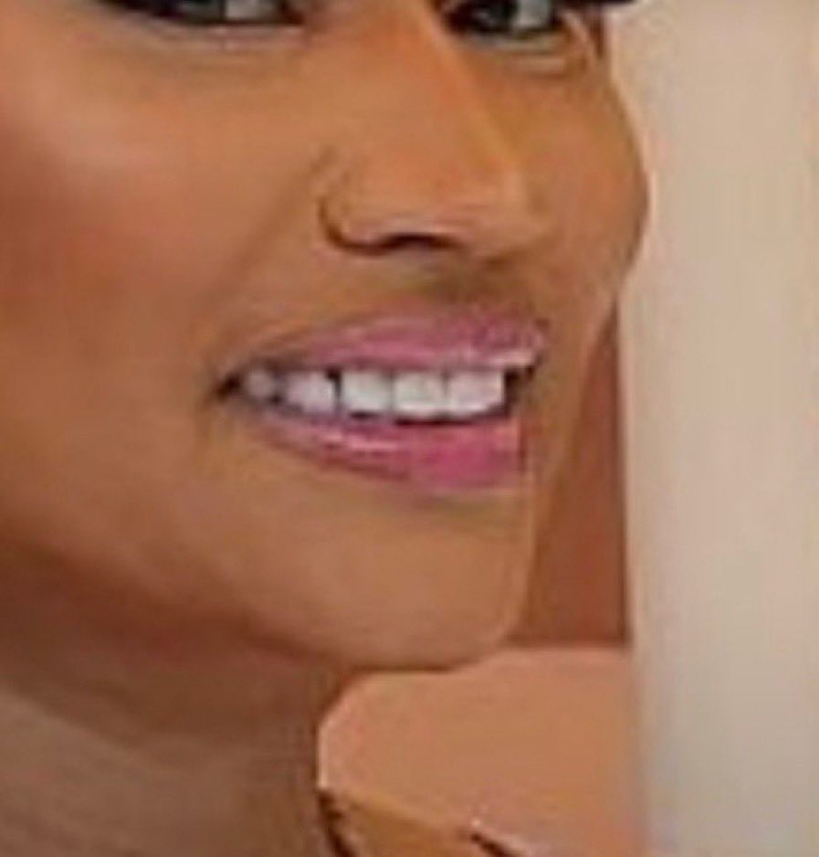 eupazuzu's tweet photo. @iiwontmiss__ in fact this jabulani needs to buy new weaves and fix her teeth https://t.co/PTjNGHnbik