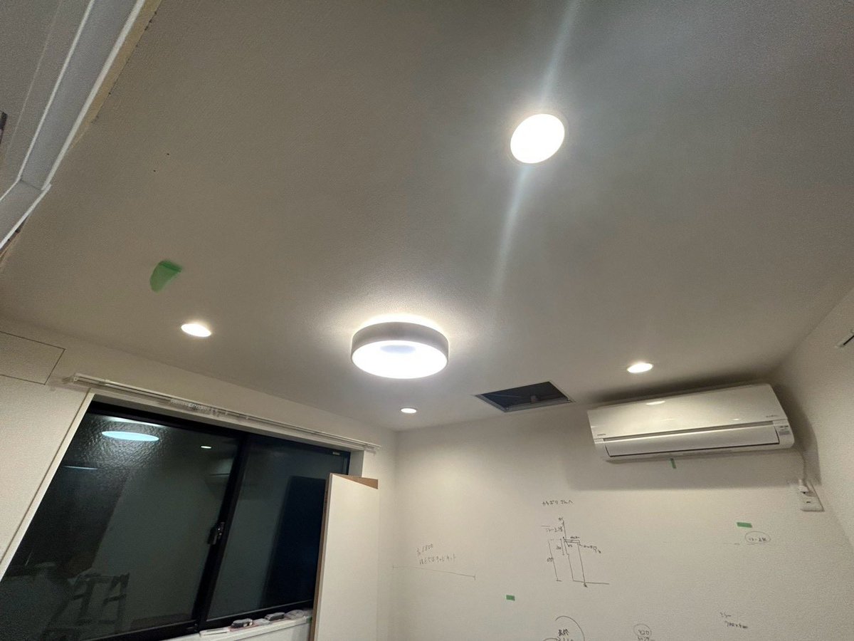 renopro_reform's tweet photo. お疲れ様でした💦
パウダールーム照明設置完了💡

ダウンライトとシーリングライトを設置し、明るく使いやすい空間になりました。
細かな電気工事もひとつずつ仕上げて、本日の作業完了です。https://t.co/bT3OAXmSiK

#企業公式がお疲れ様を言い合う
#リノプロリフォーム
#株式会社リノプロ #リノプロ #パウダールーム