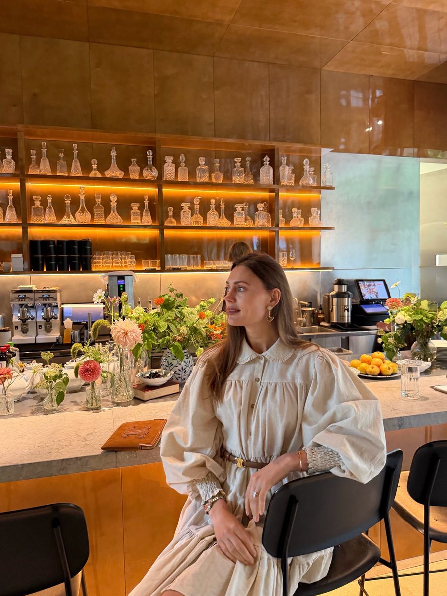 LucasSoar3s's tweet photo. Coffee on the terrace, the scent of the forest, shelves filled with books, and a place where time seems to slow down. These are the moments that stay with you the longest. 🤎📚 https://t.co/x0c7lt1bcI