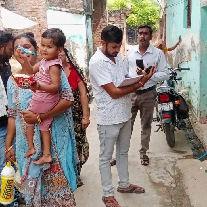 EDDSirsaganj's tweet photo. बकायेदार उपभोक्ताओं के घर-घर जाकर,  बिल का भुगतान शीघ्र करने हेतु सूचित/प्रेरित किया जा रहा है।
@UPPCLLKO
@MDDVVNL
@dvvnlagra
@dvvnlfirozabad https://t.co/H62qwxL0Gx