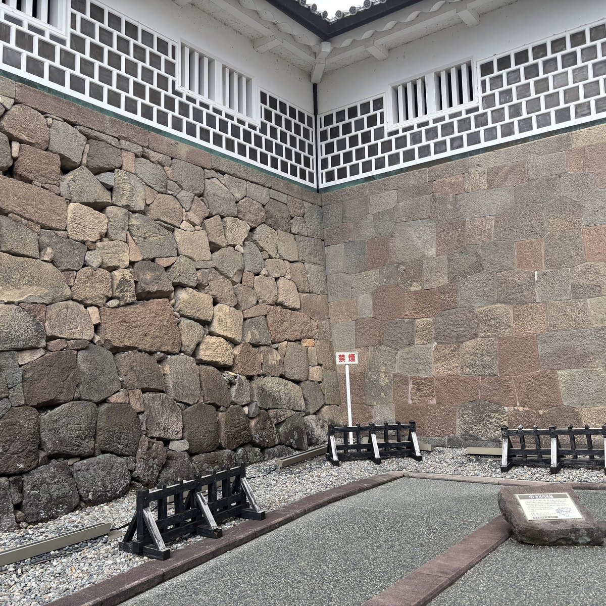 tebaoh's tweet photo. 金沢城の石積みがきれいなところとそうでないところがあって、積むチーム違ったんかなと面白くなりました https://t.co/P8ixmoorSy