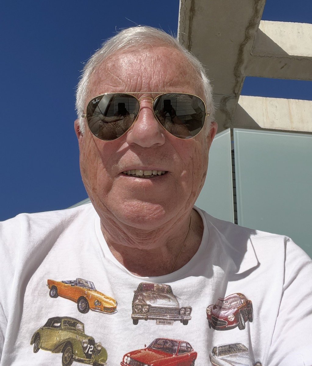 rarebear16's tweet photo. @Jennifer55gt Would you accept a 85 year old friend 😉 https://t.co/6FWWKOXxDM