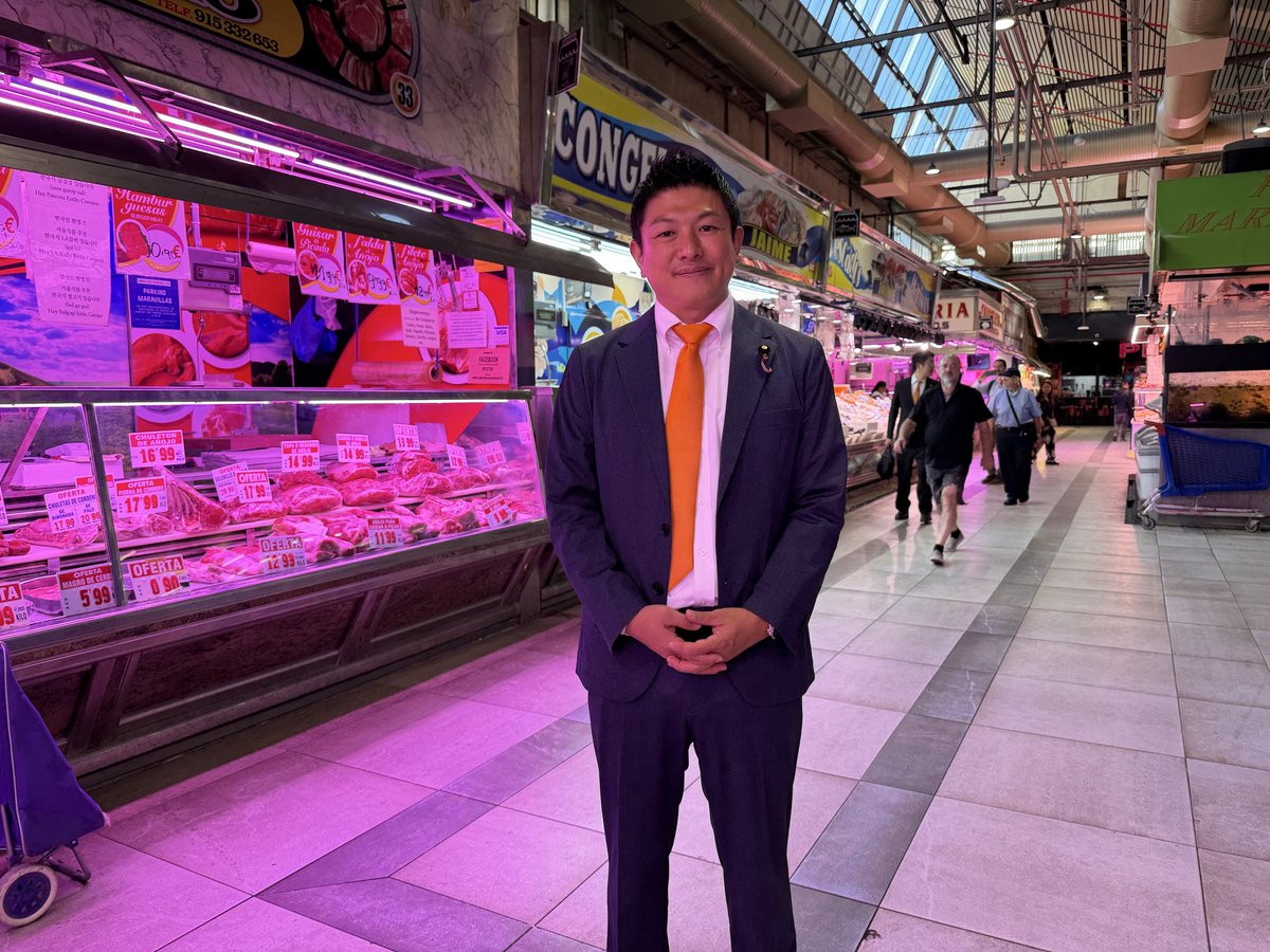 jinkamiya's tweet photo. マドリードの市場を見学してきました。
私は各国のスーパーや市場を周り
ものの価格を調べています。

スペインは、オランダ、ドイツ、フランスより比較的に安いですが、それでも日本より高いです。
日本の物価高は止まらないでしょうね。

歩いていると100%「ニーハオ」と声をかけられるので、「ハポン」（日本）と返しています。悲しいですね。